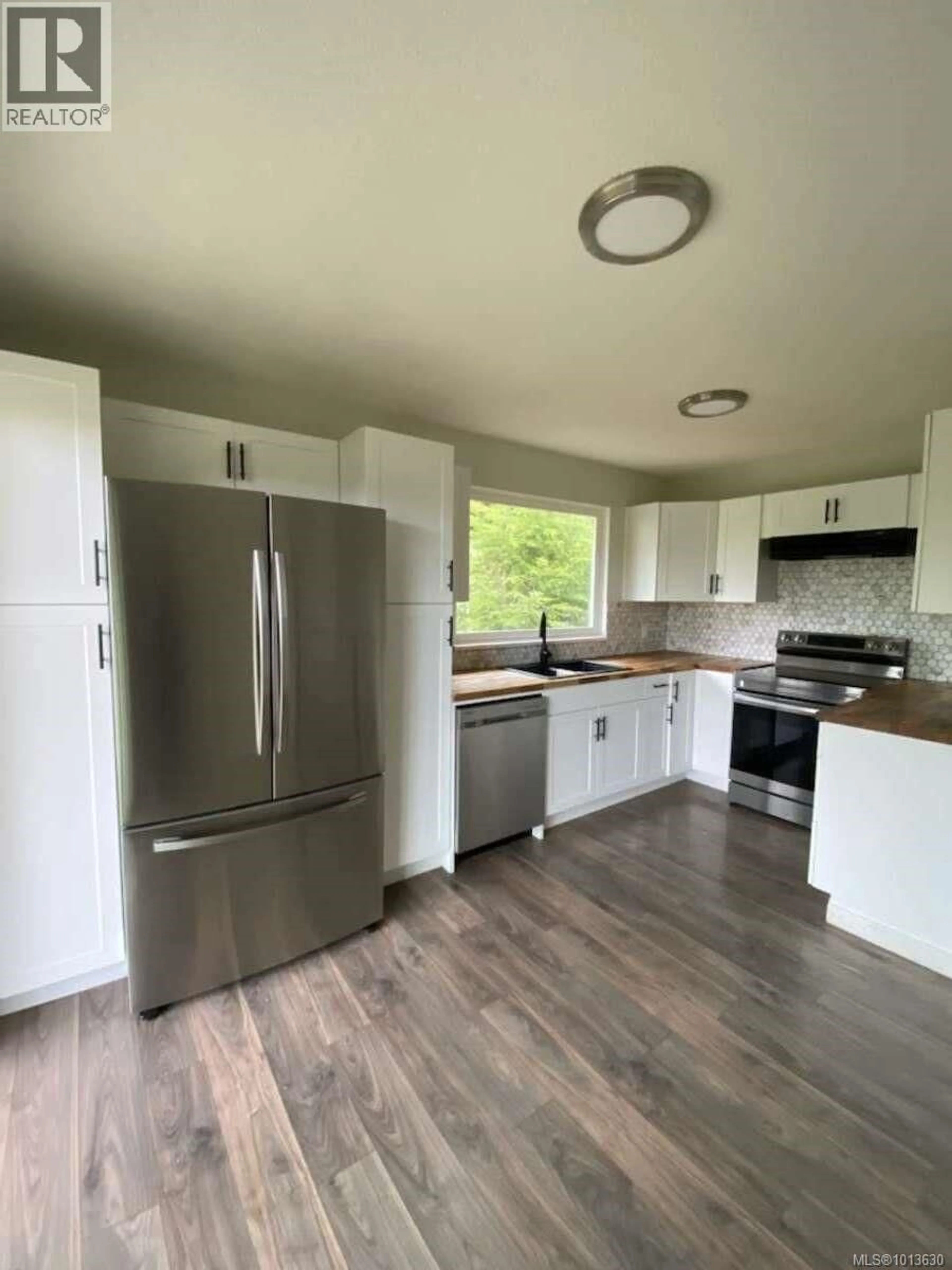 Open concept kitchen, unknown for 551 MACMILLAN DRIVE, Sayward British Columbia V0P1R0