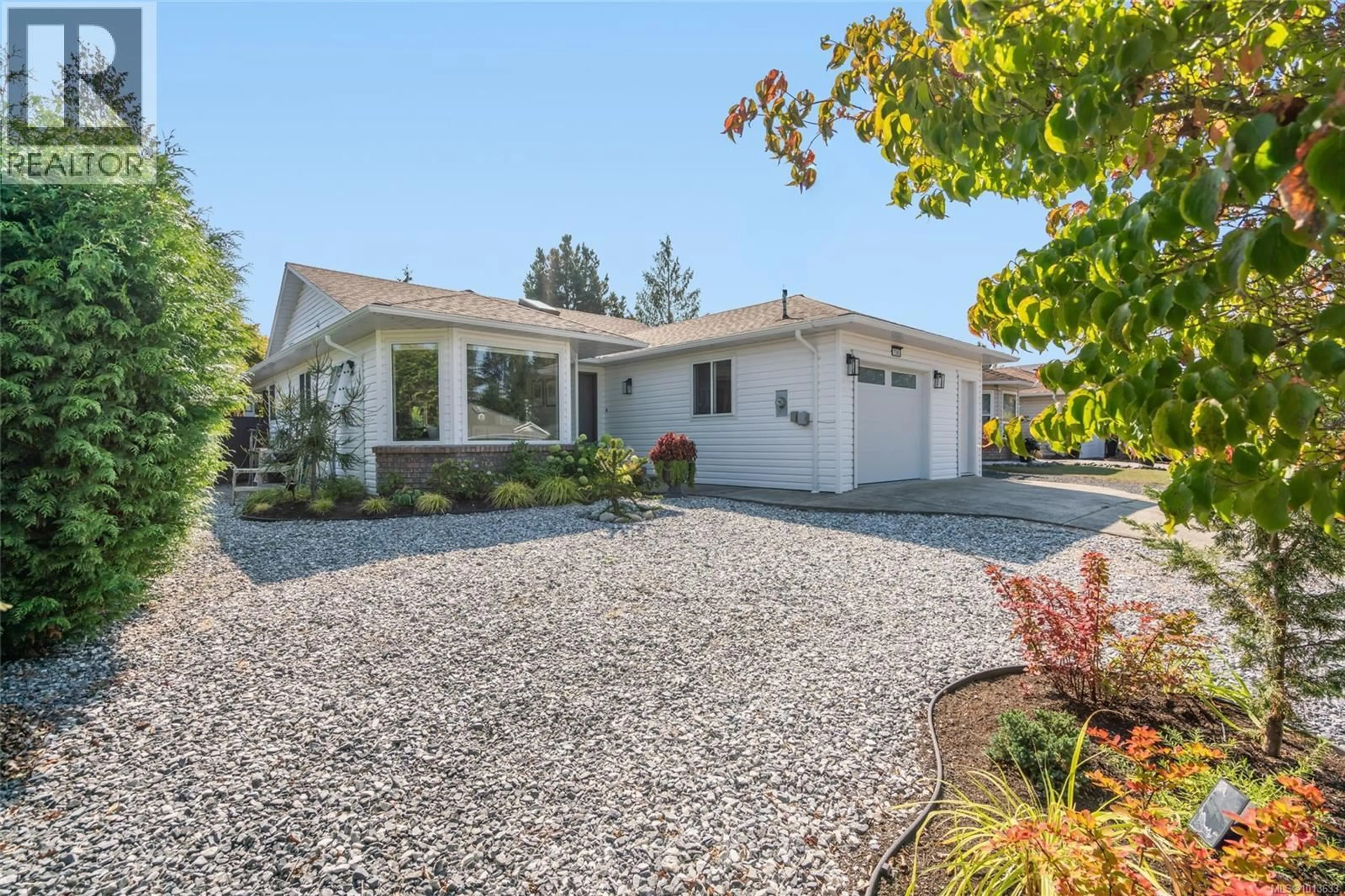 Home with vinyl exterior material, street for 736 HUMPHREY ROAD, Parksville British Columbia V9P1C8