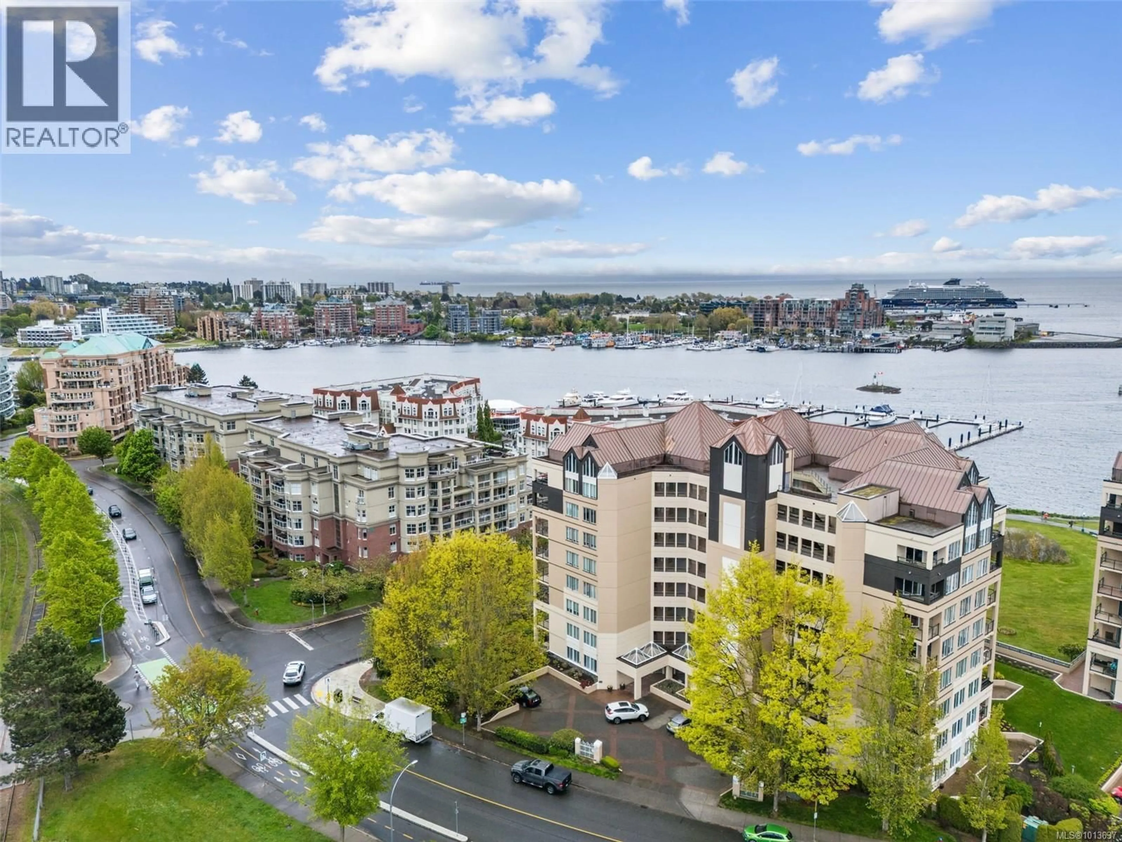 A pic from outside/outdoor area/front of a property/back of a property/a pic from drone, city buildings view from balcony for 528 - 203 KIMTA ROAD, Victoria British Columbia V9A6T5