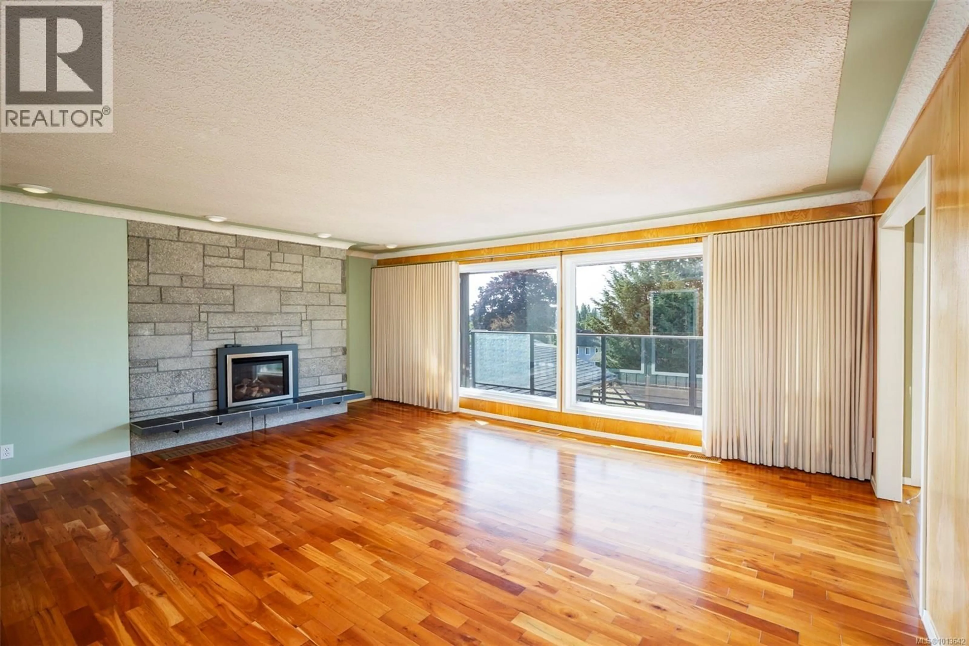 Living room with furniture, wood/laminate floor for 439 FOSTER STREET, Nanaimo British Columbia V9R1V9