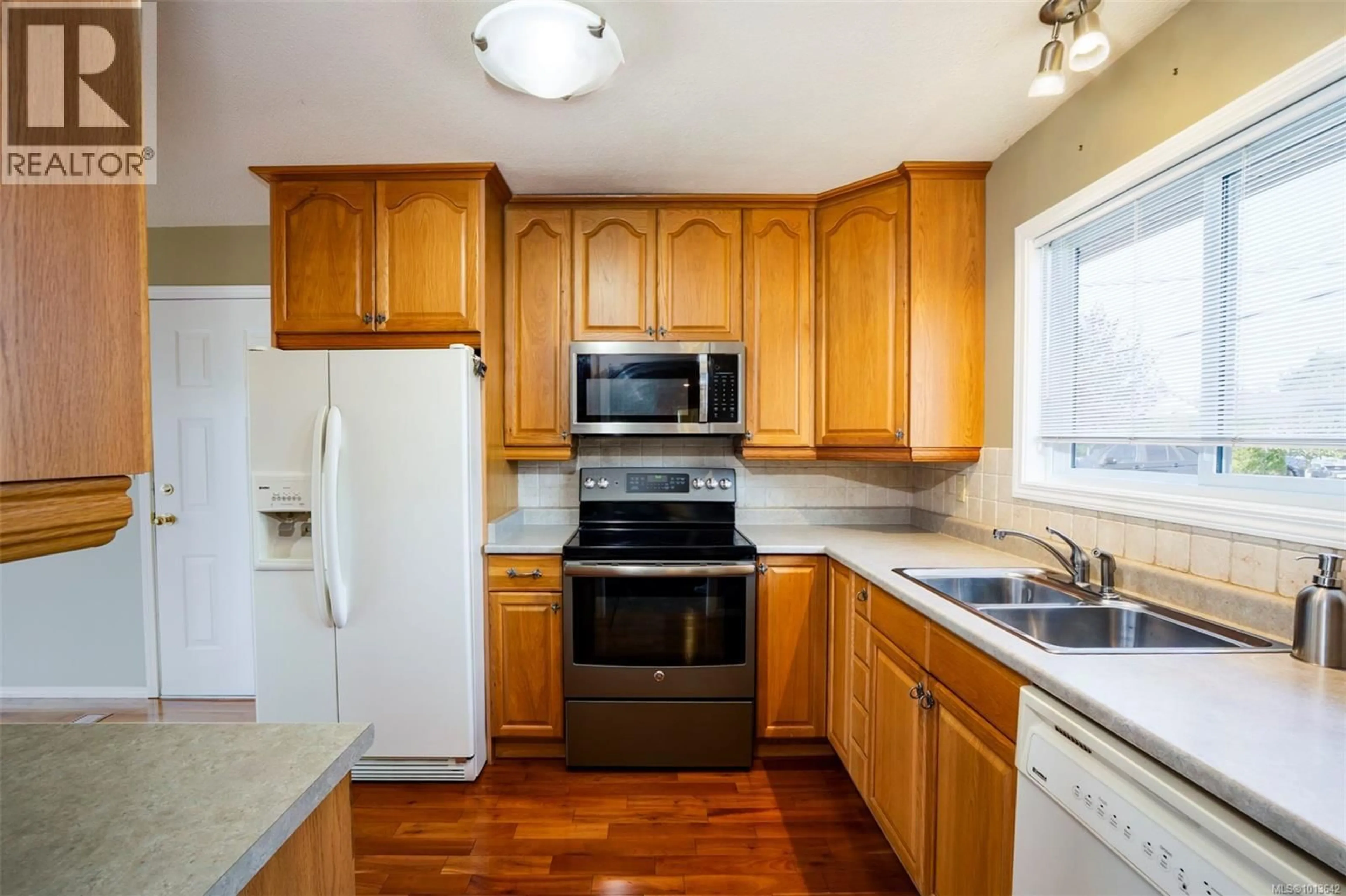 Standard kitchen, unknown for 439 FOSTER STREET, Nanaimo British Columbia V9R1V9