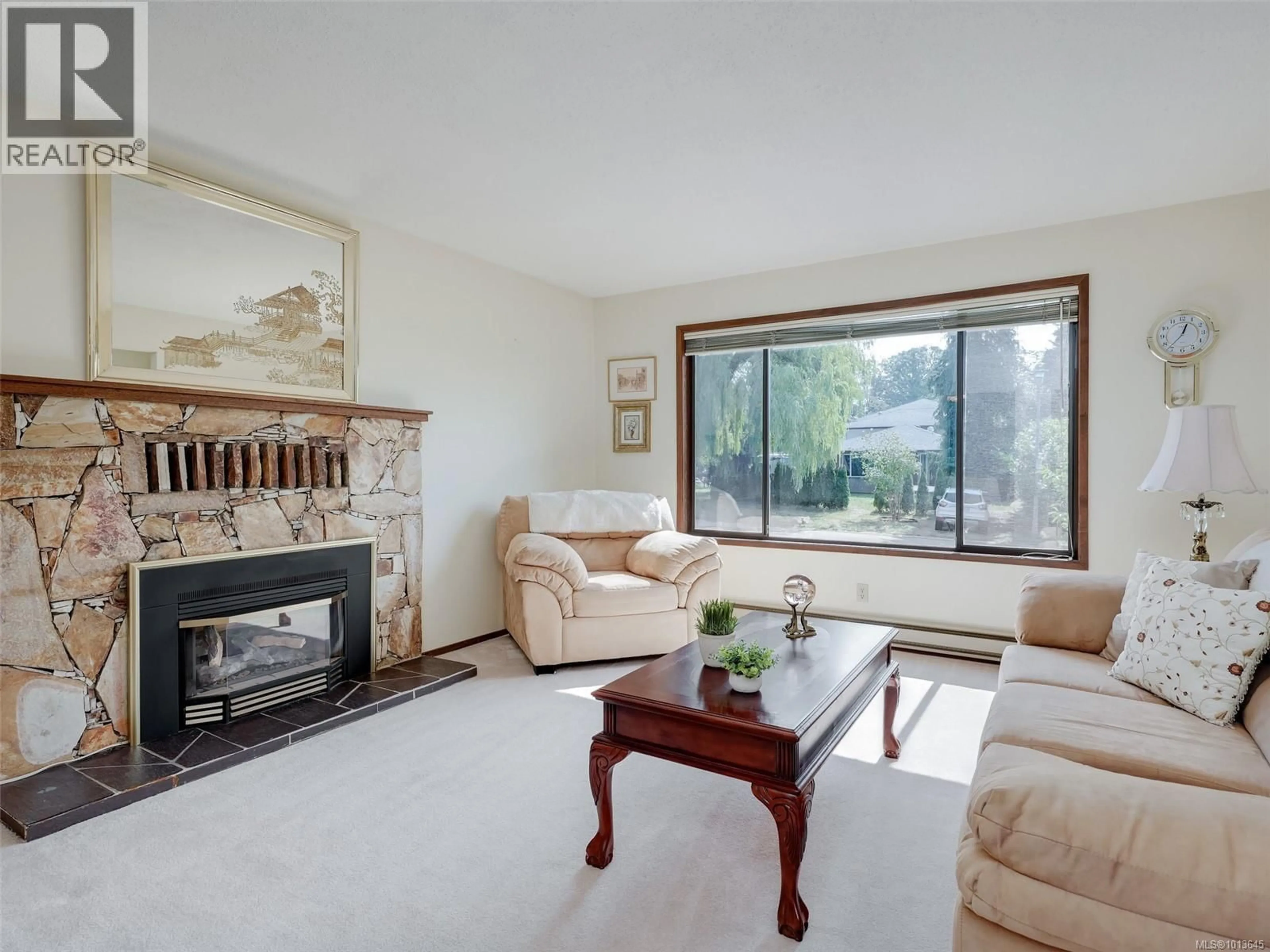 Living room with furniture, unknown for 830 KILLDONAN ROAD, Saanich British Columbia V8X4K8