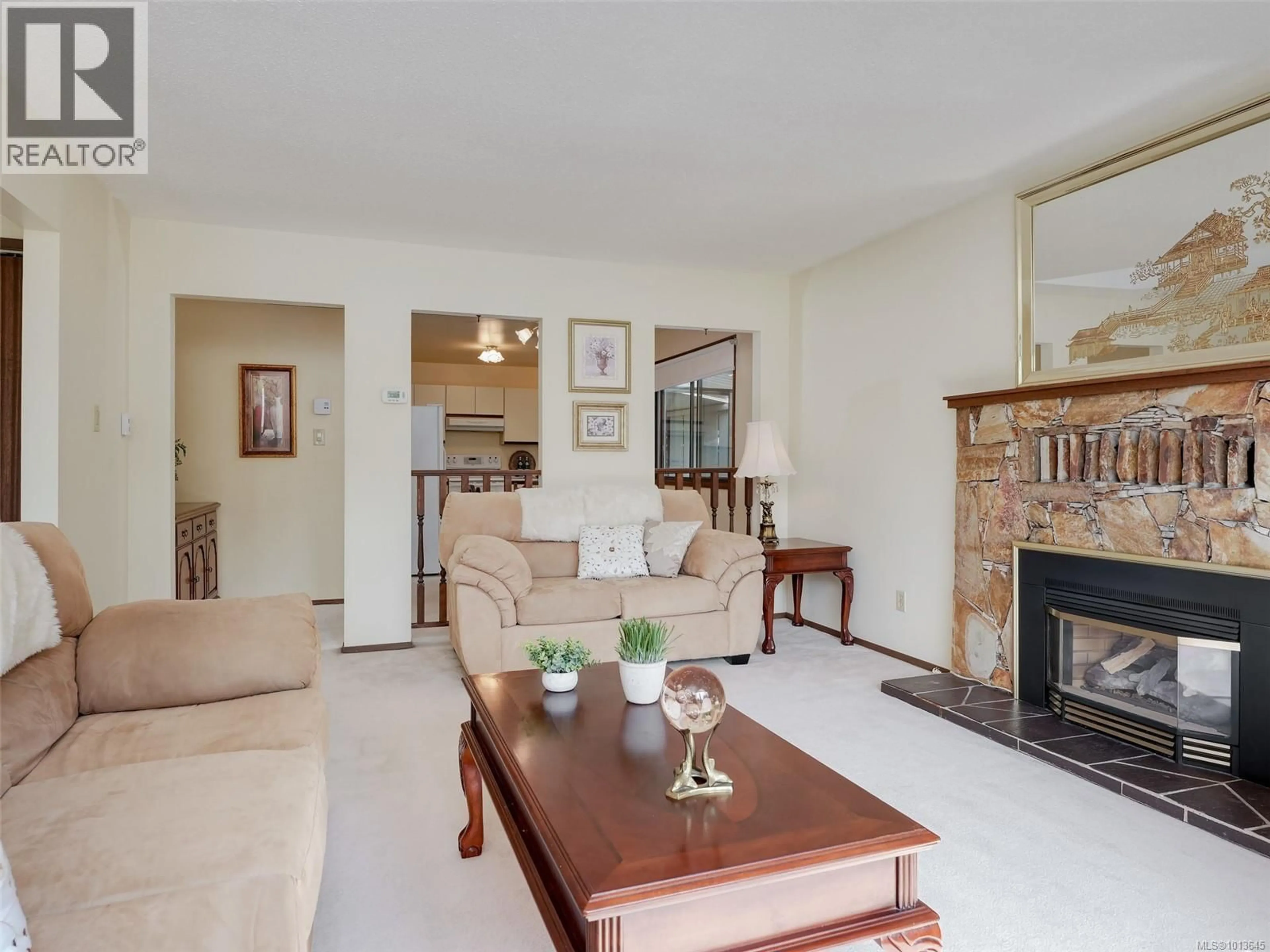 Living room with furniture, unknown for 830 KILLDONAN ROAD, Saanich British Columbia V8X4K8