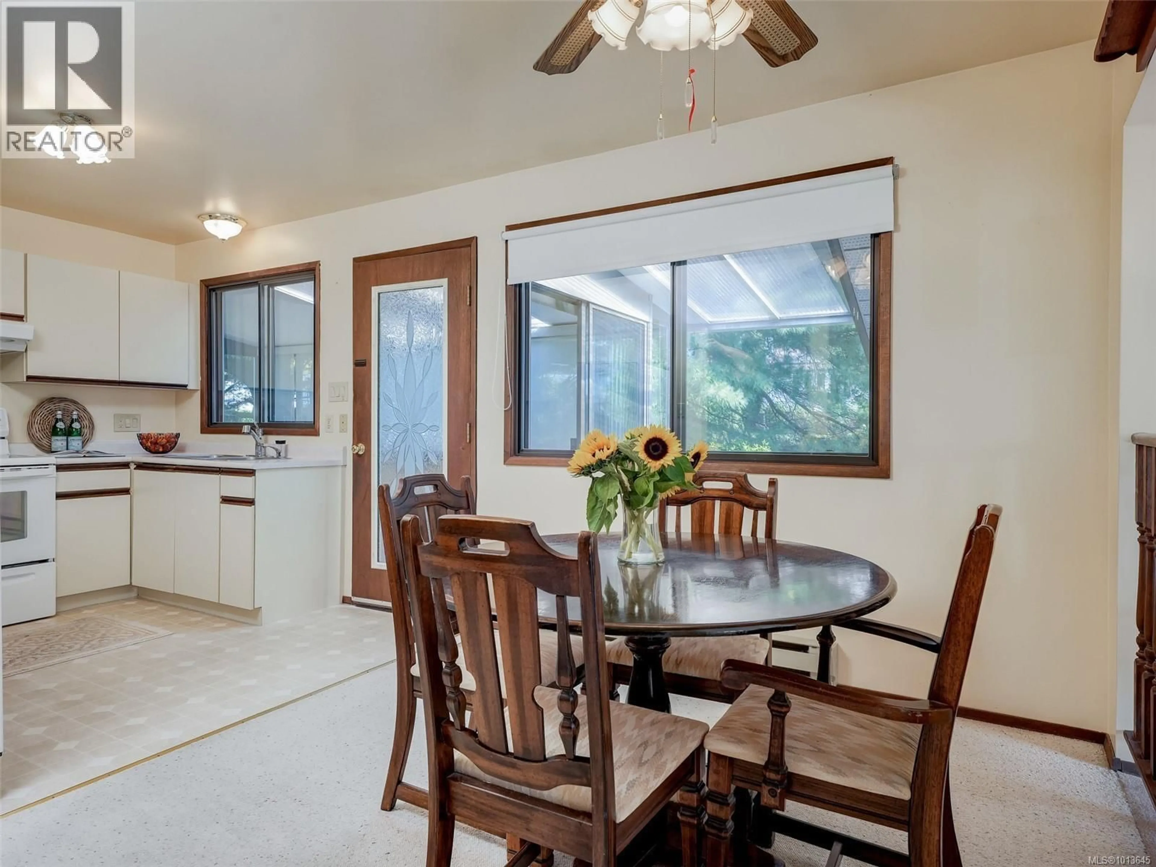 Dining room, ceramic/tile floor for 830 KILLDONAN ROAD, Saanich British Columbia V8X4K8