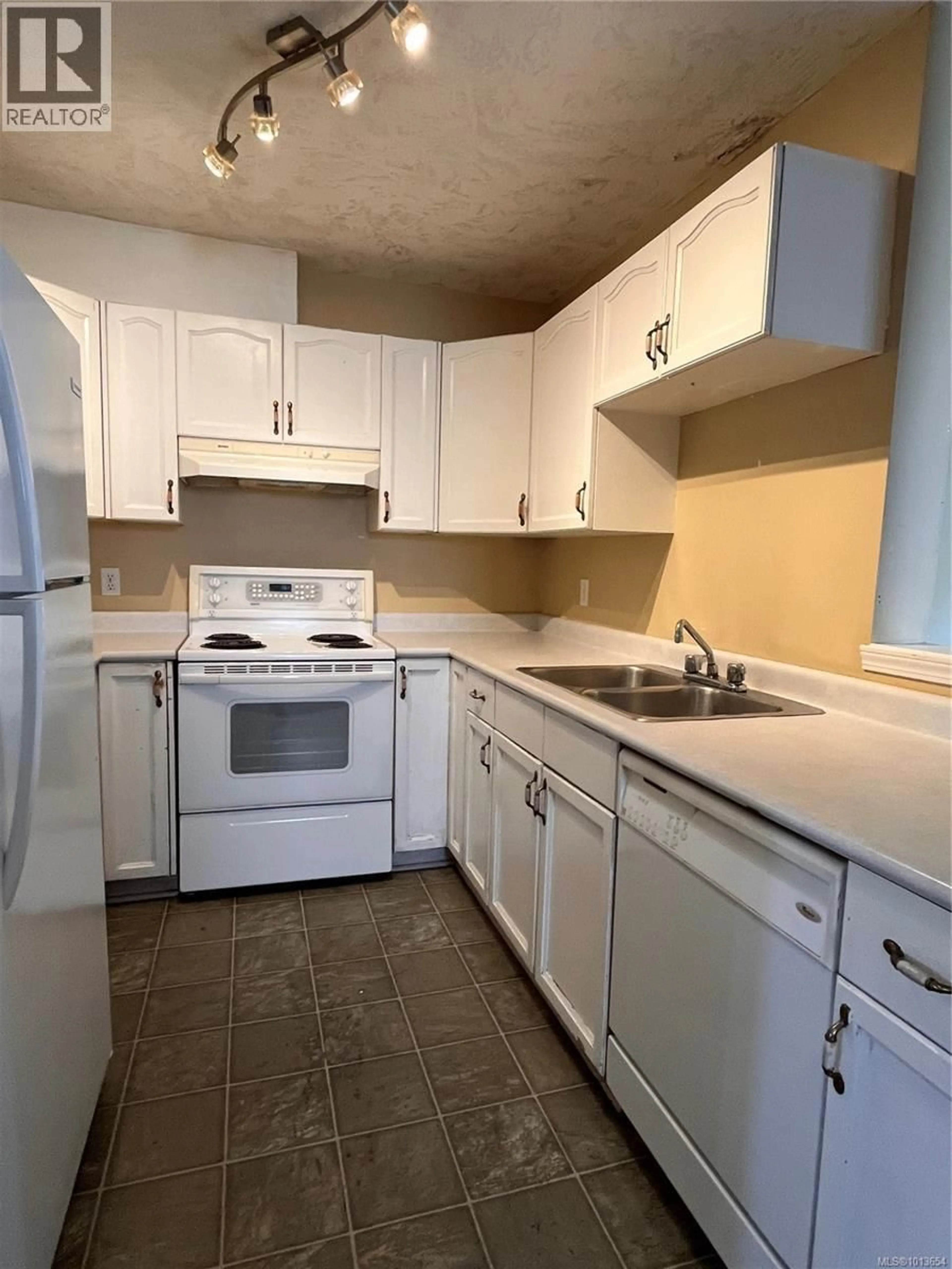Standard kitchen, unknown for 12 - 215 MADILL ROAD, Lake Cowichan British Columbia V0R2G1