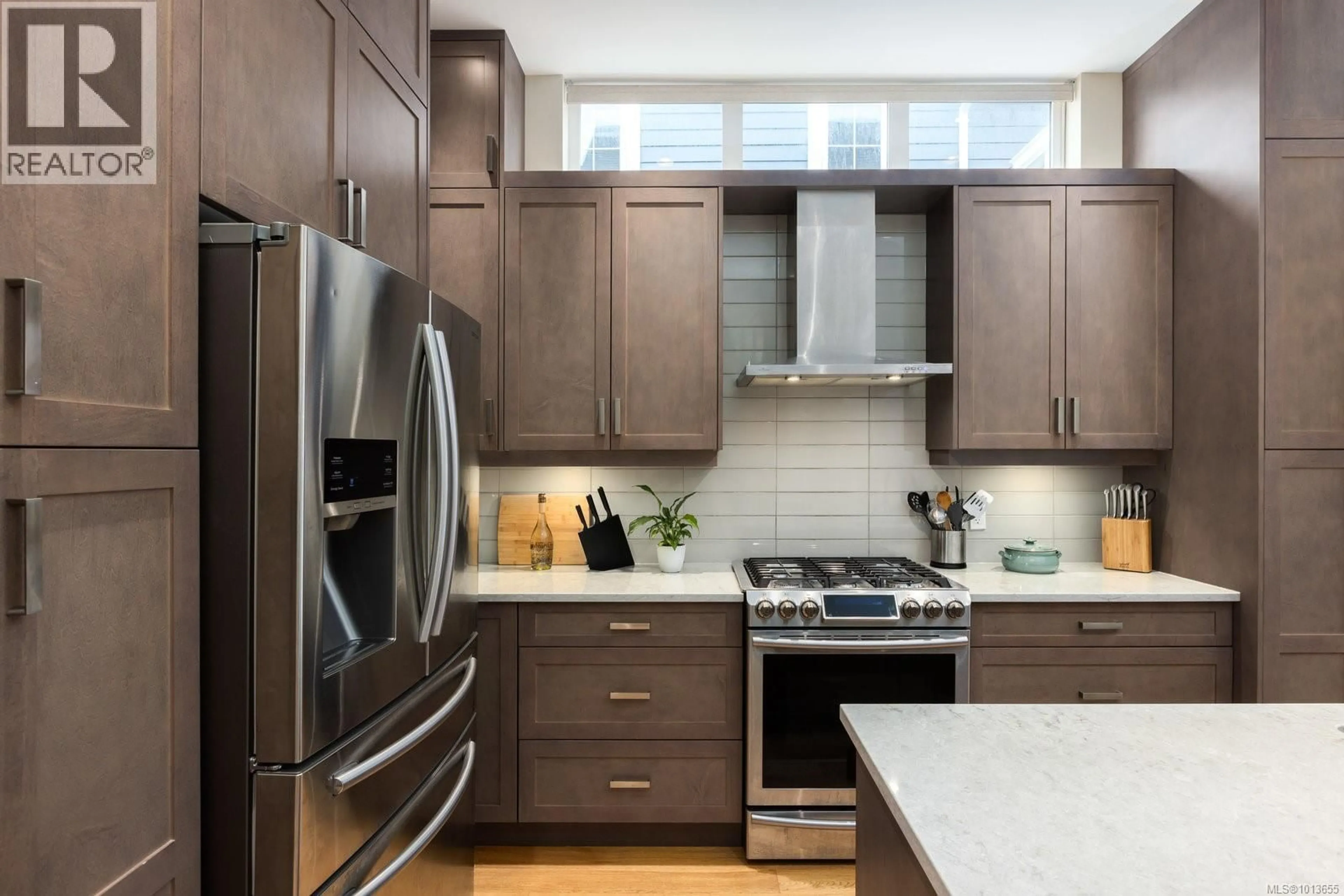 Contemporary kitchen, unknown for 2034 SEAWIND WAY, Sidney British Columbia V8L0C4