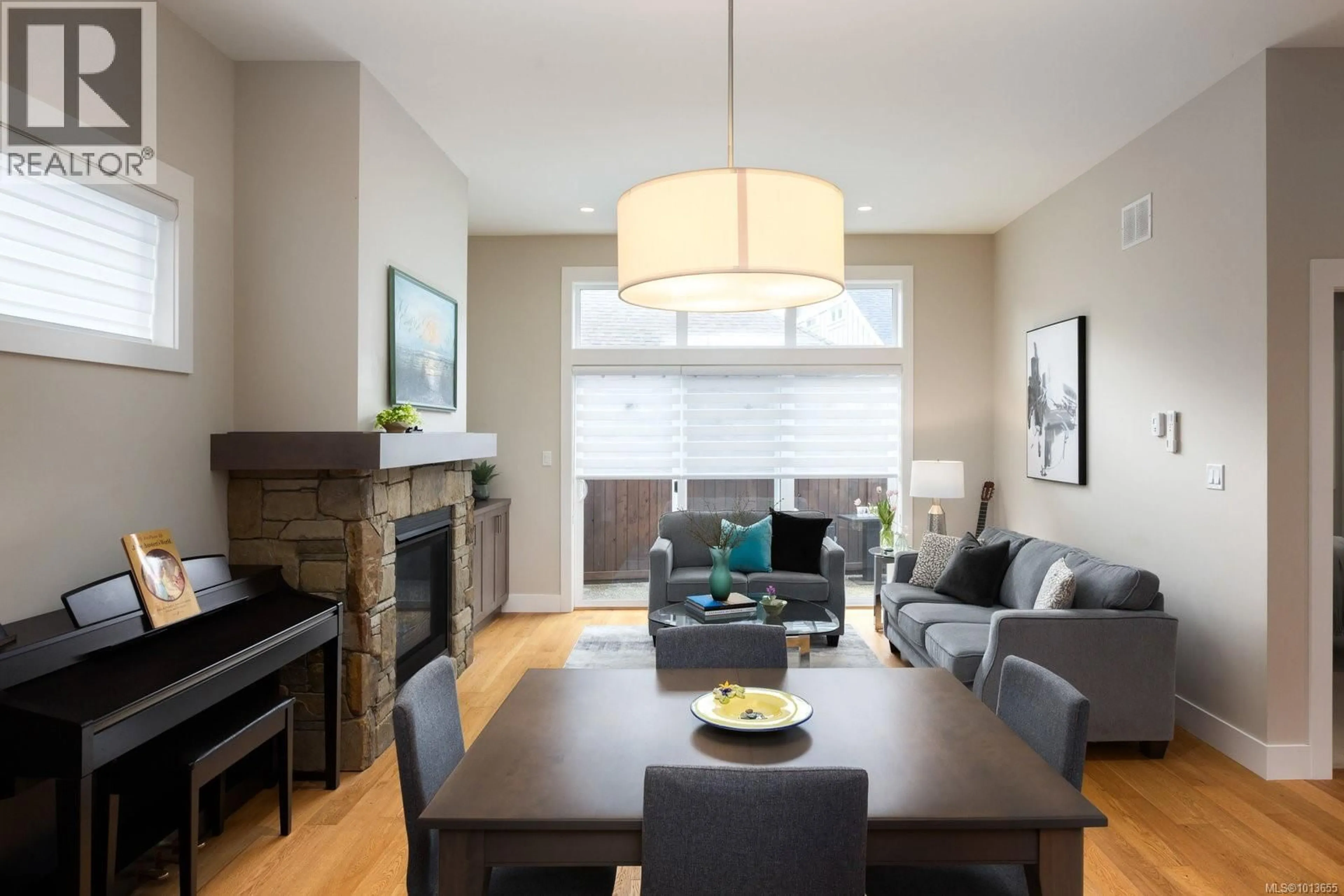 Living room with furniture, wood/laminate floor for 2034 SEAWIND WAY, Sidney British Columbia V8L0C4