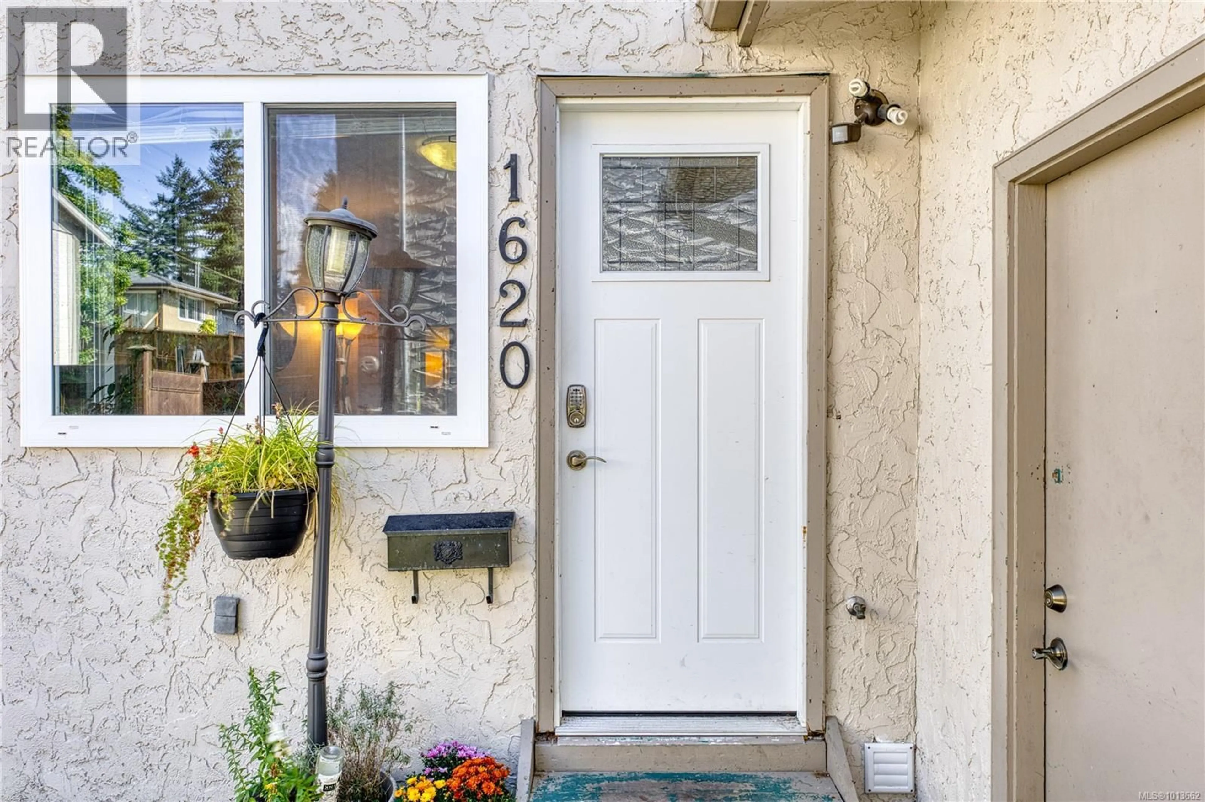 Indoor entryway for 1620 FULLER STREET, Nanaimo British Columbia V9S1B1