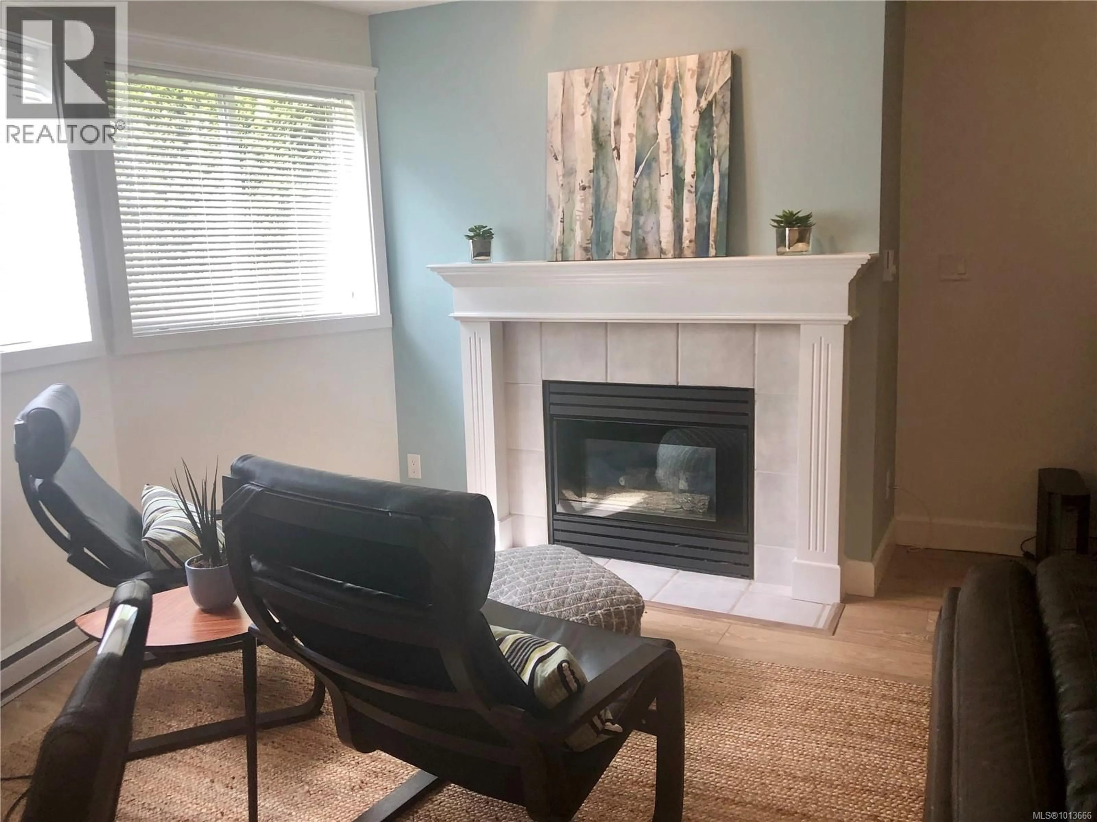 Living room with furniture, unknown for 102 - 894 VERNON AVENUE, Saanich British Columbia V8X2W6