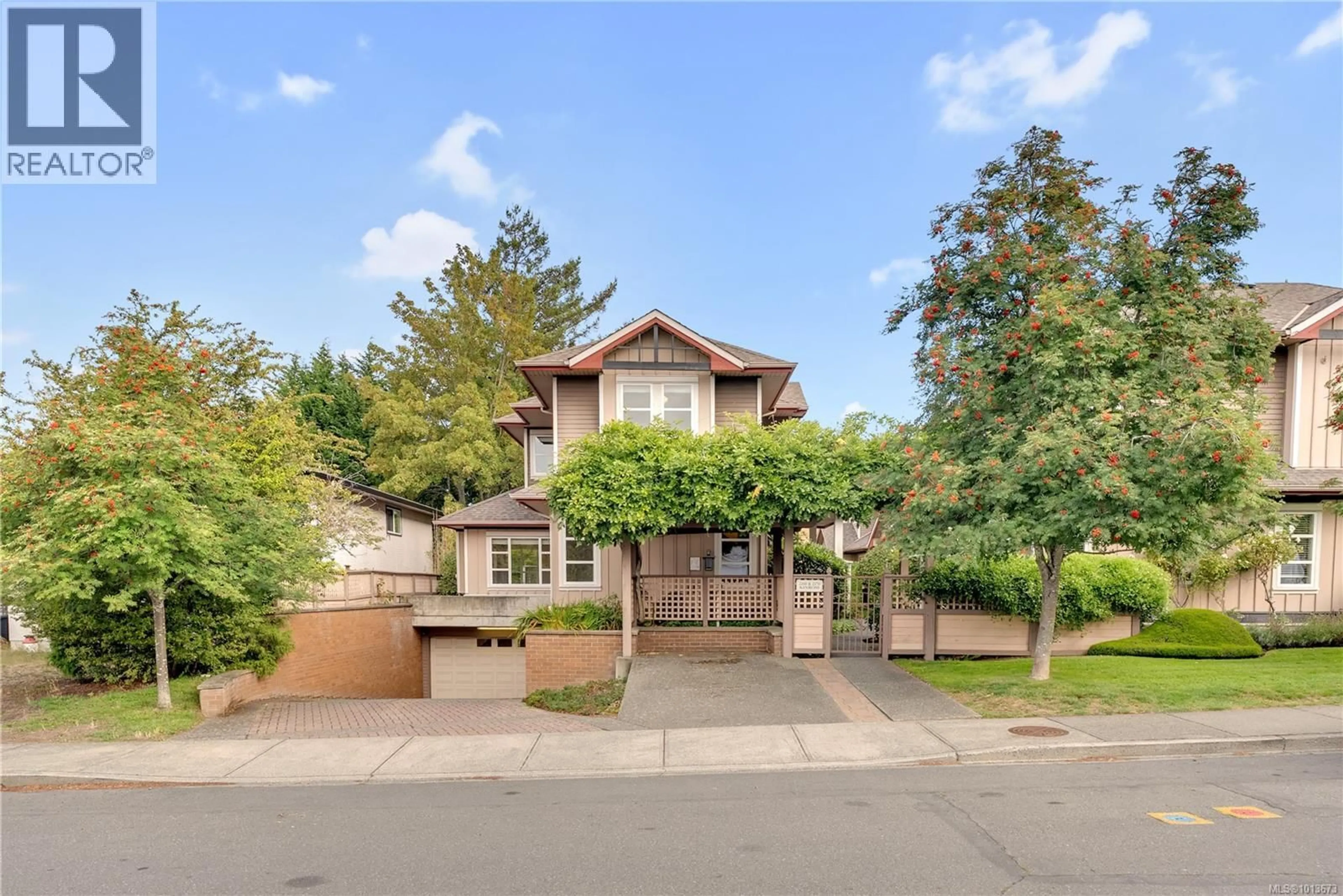 A pic from outside/outdoor area/front of a property/back of a property/a pic from drone, street for 2260 KINROSS AVENUE, Oak Bay British Columbia V8R2N5