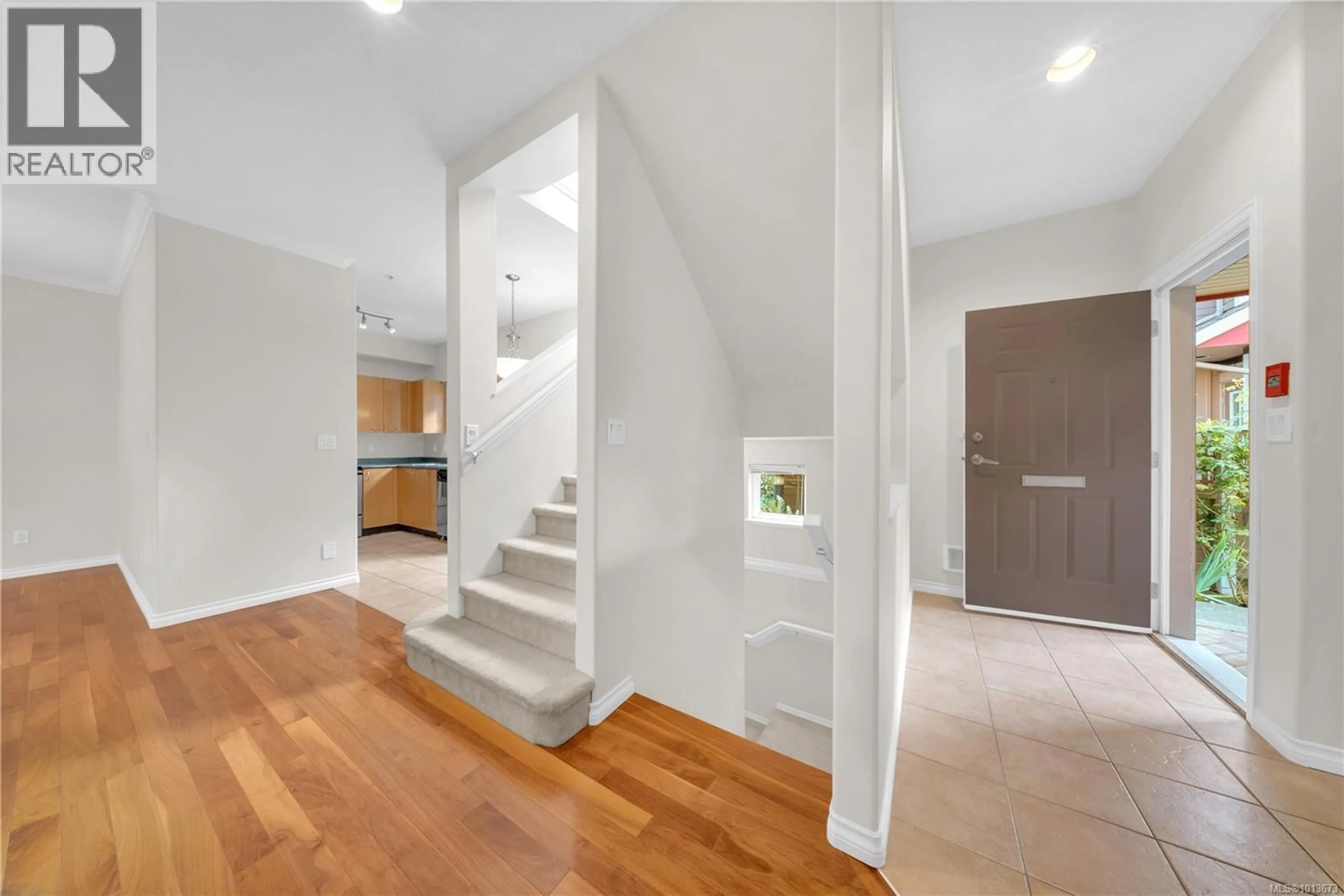 Indoor entryway for 2260 KINROSS AVENUE, Oak Bay British Columbia V8R2N5