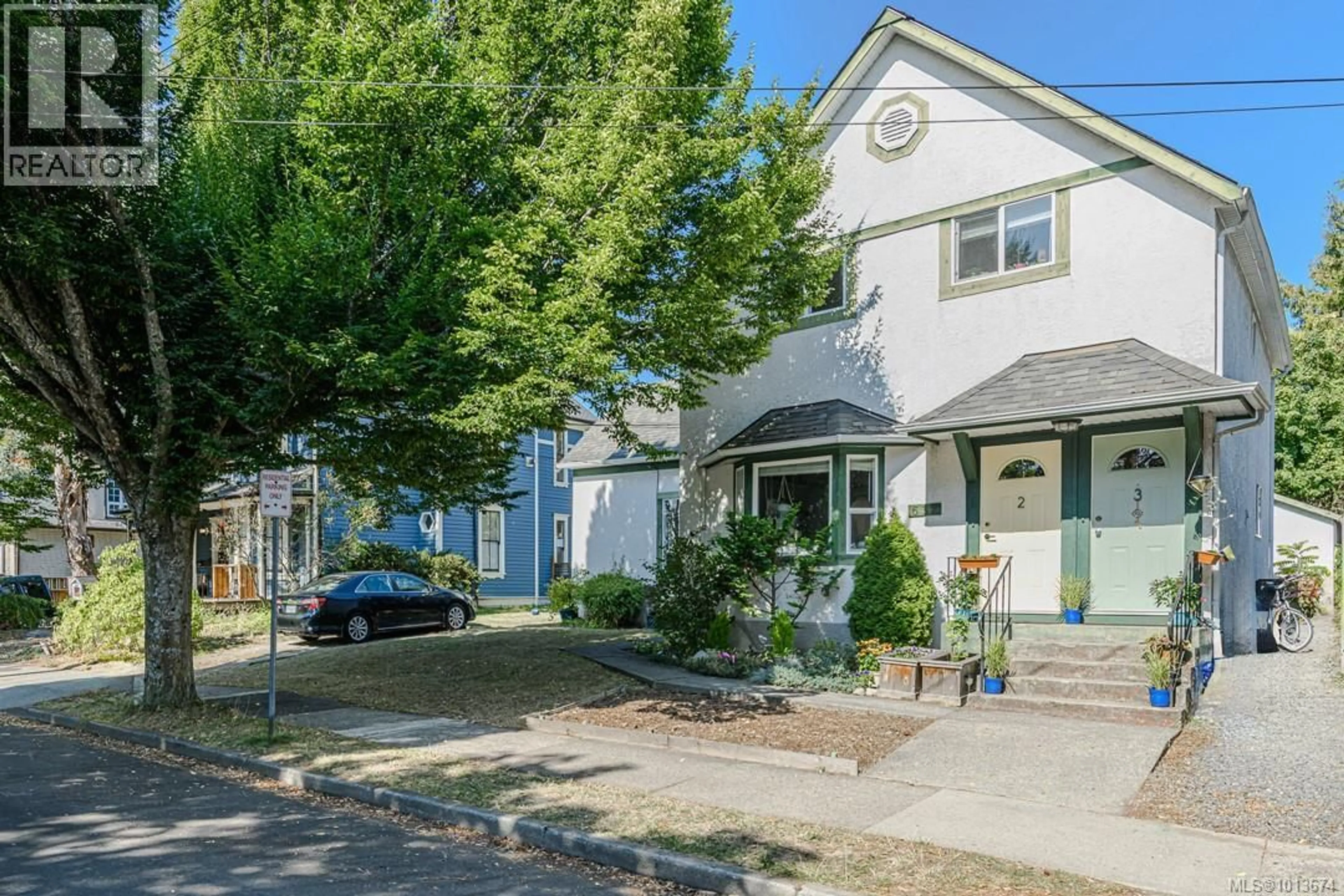 Home with vinyl exterior material, street for 637 PINE STREET, Victoria British Columbia V9A2Z9