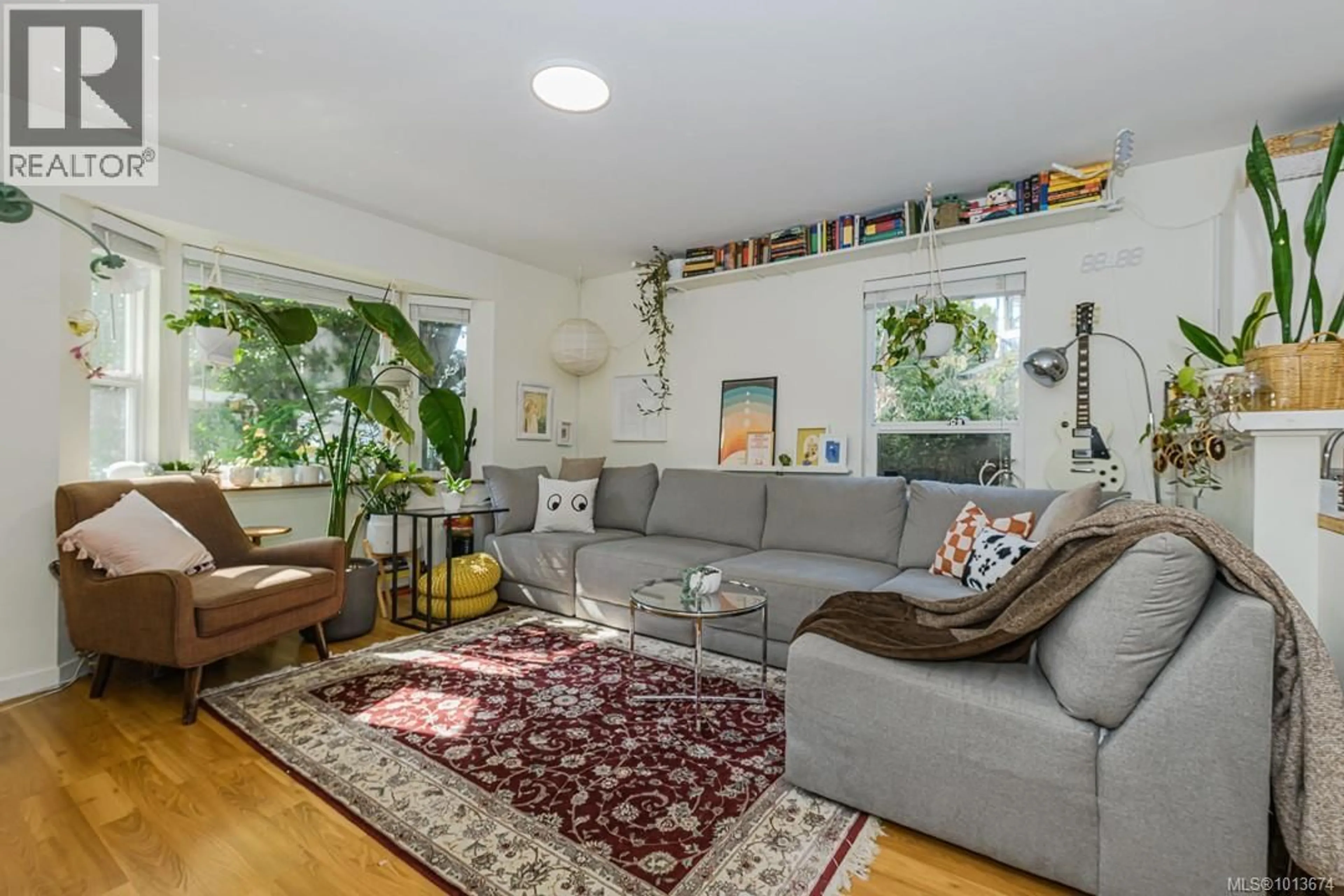 Living room with furniture, unknown for 637 PINE STREET, Victoria British Columbia V9A2Z9