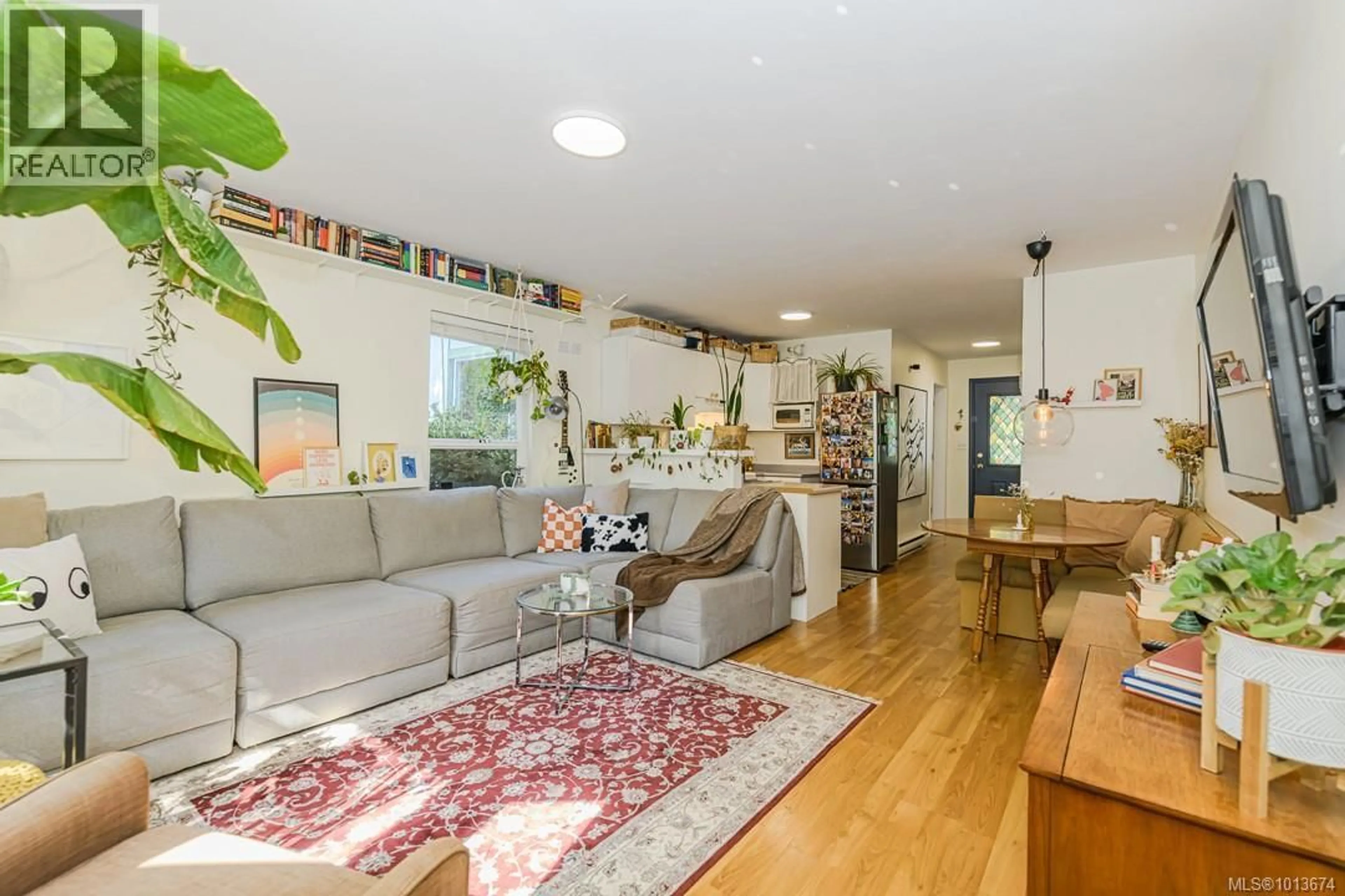Living room with furniture, wood/laminate floor for 637 PINE STREET, Victoria British Columbia V9A2Z9