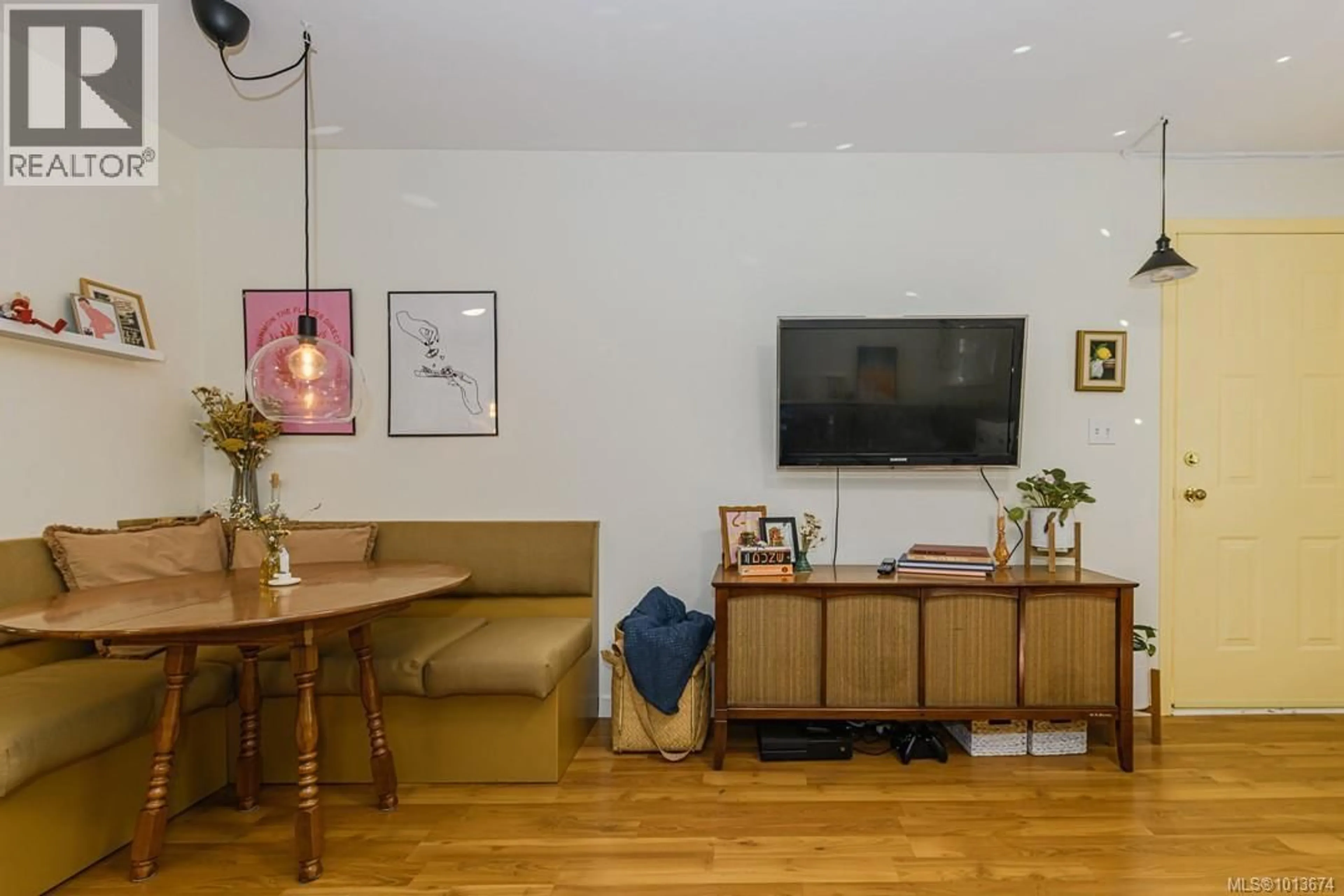 Living room with furniture, wood/laminate floor for 637 PINE STREET, Victoria British Columbia V9A2Z9