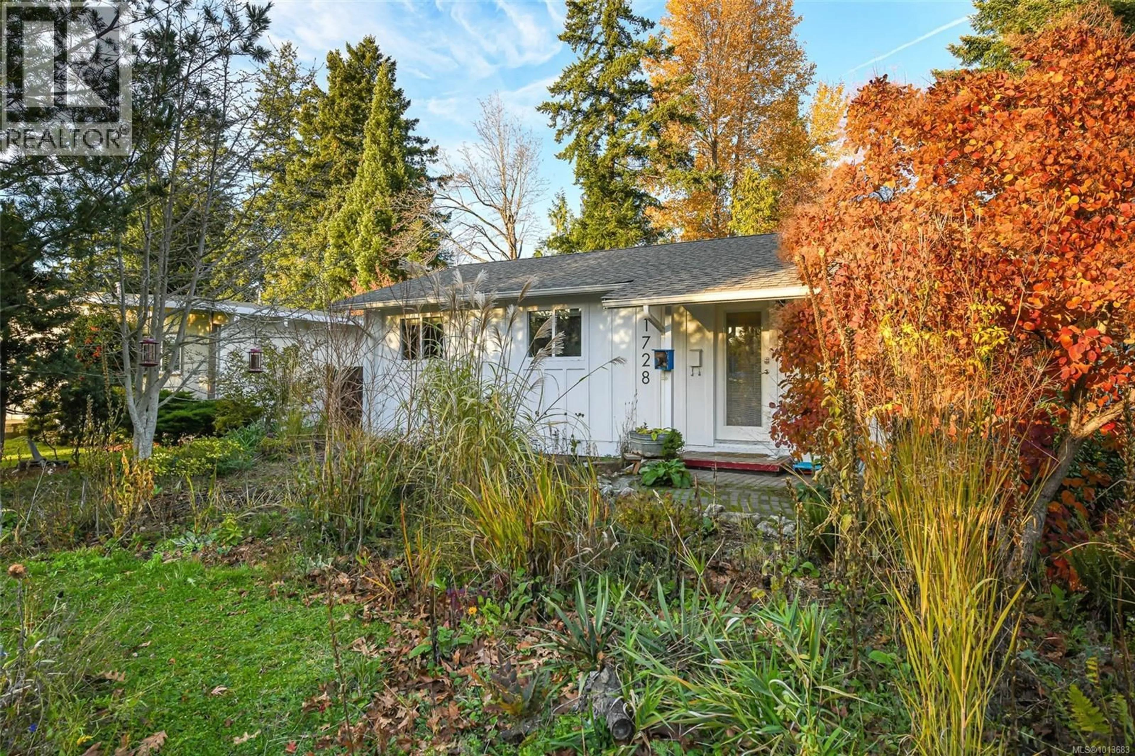 Home with vinyl exterior material, street for 1728 DOGWOOD AVENUE, Comox British Columbia V9M2X3