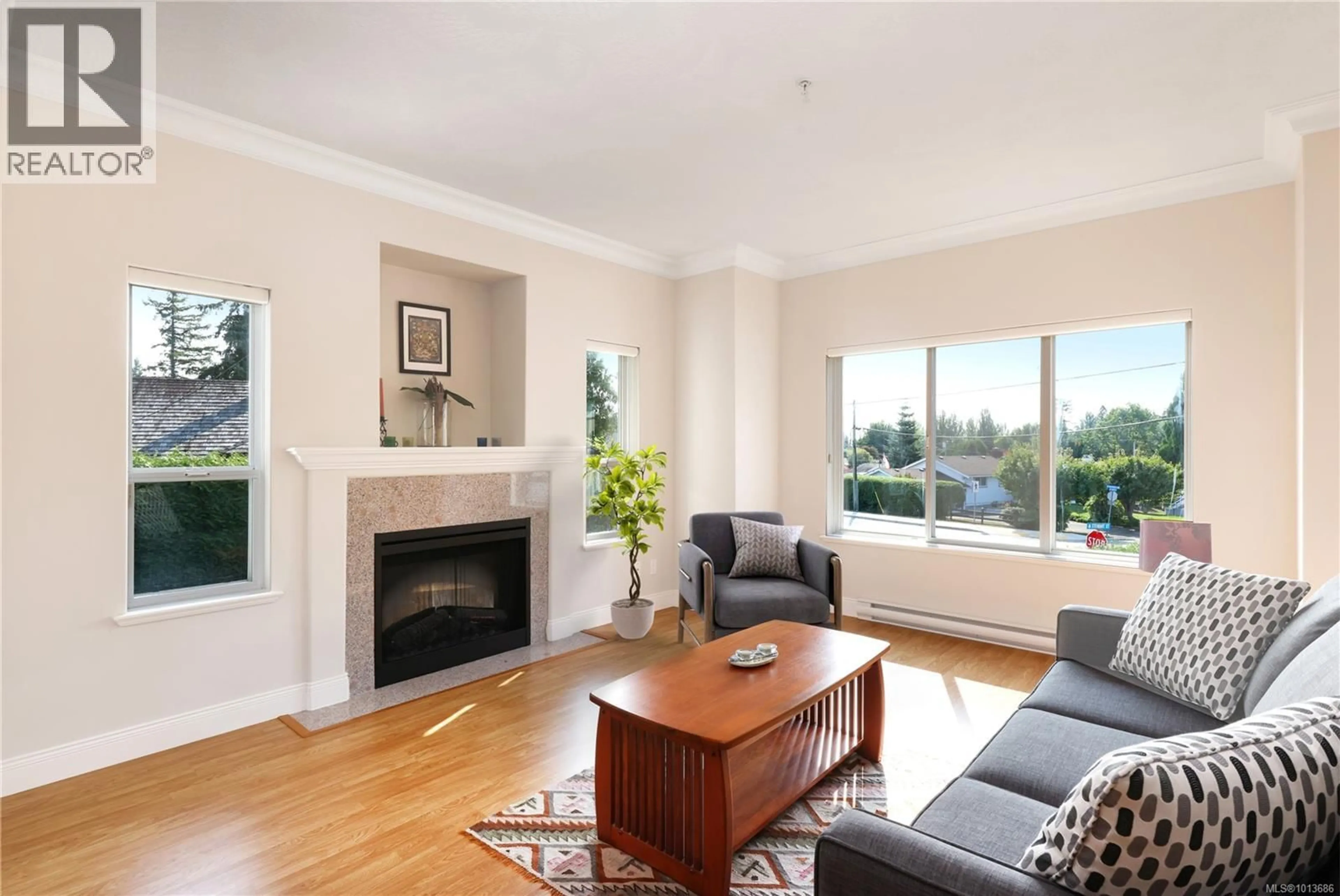 Living room with furniture, wood/laminate floor for 16 - 1646 BALMORAL AVENUE, Comox British Columbia V9M2N1