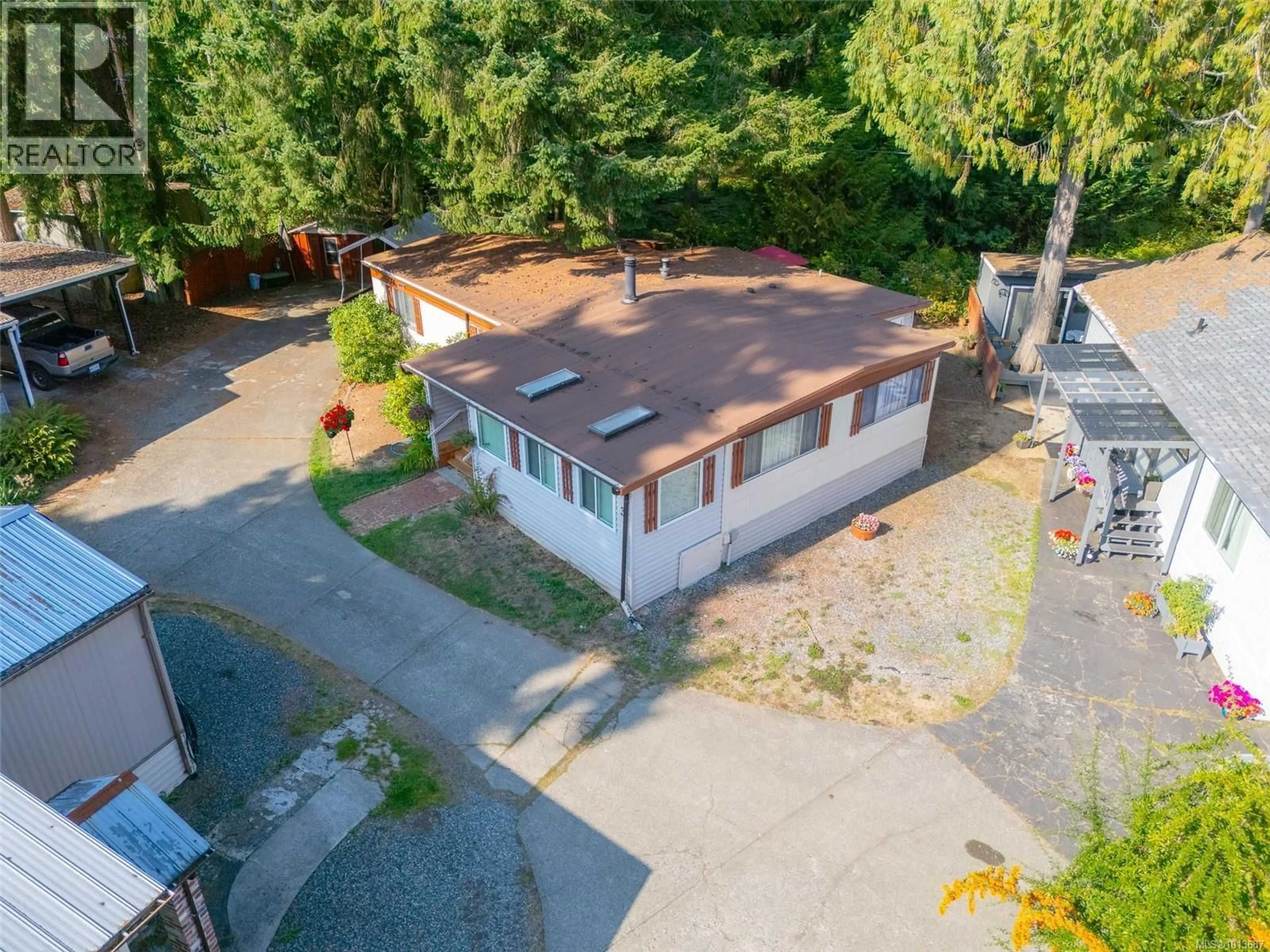 A pic from outside/outdoor area/front of a property/back of a property/a pic from drone, street for 3 - 4544 LANES ROAD, Cowichan Bay British Columbia V0R1N2