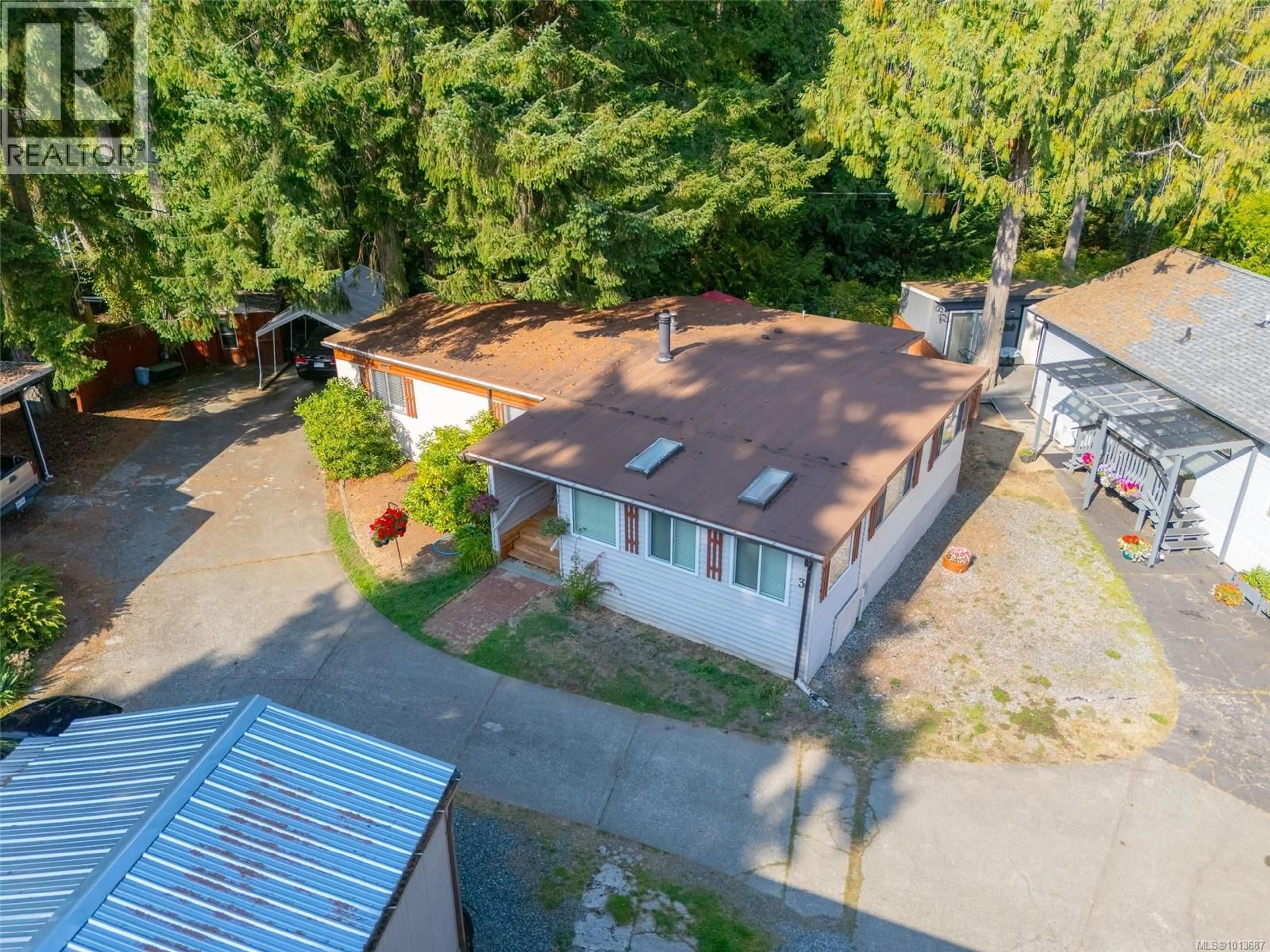 A pic from outside/outdoor area/front of a property/back of a property/a pic from drone, street for 3 - 4544 LANES ROAD, Cowichan Bay British Columbia V0R1N2