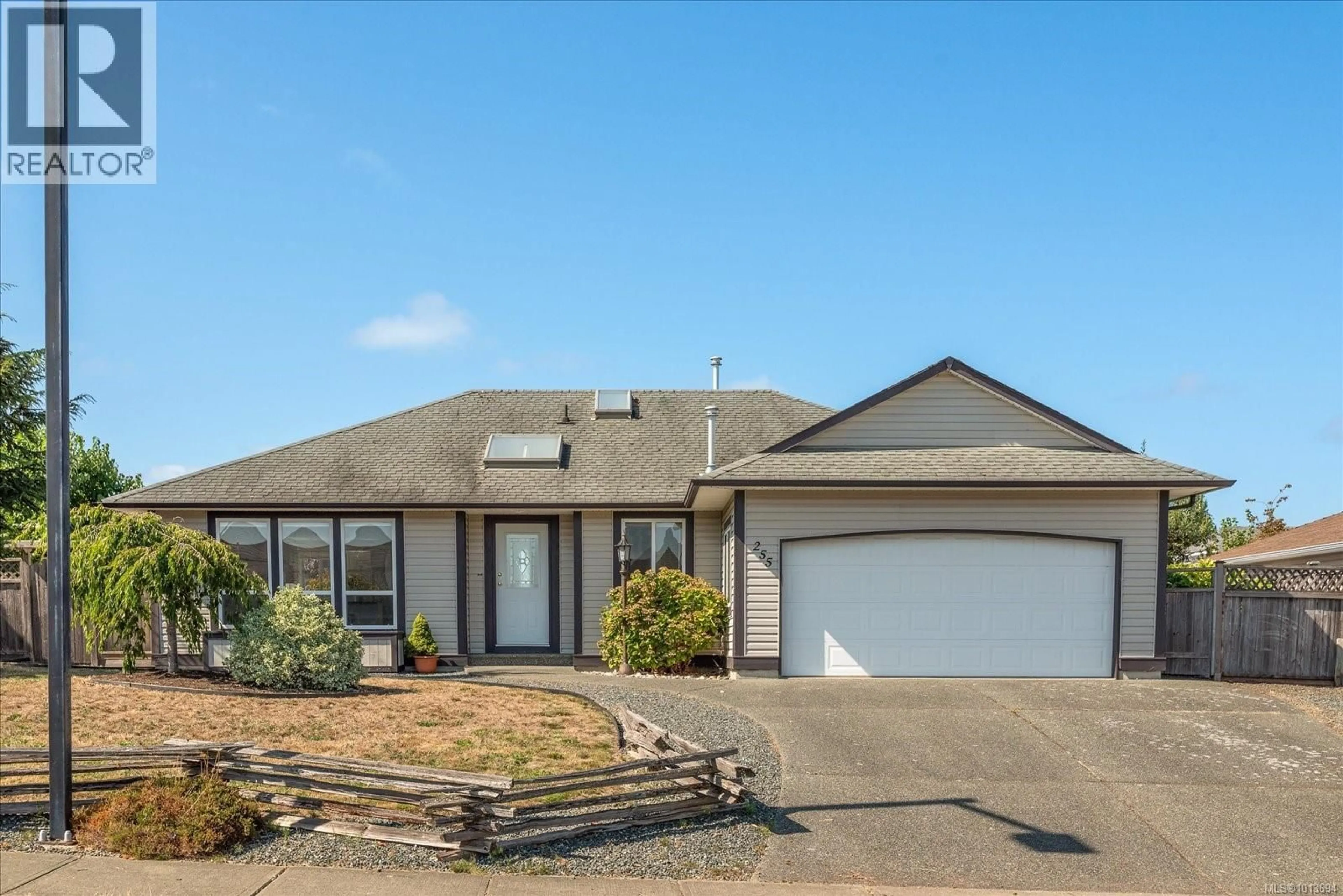 Home with vinyl exterior material, street for 255 STRAWBERRY CRESCENT, Parksville British Columbia V9P2W7
