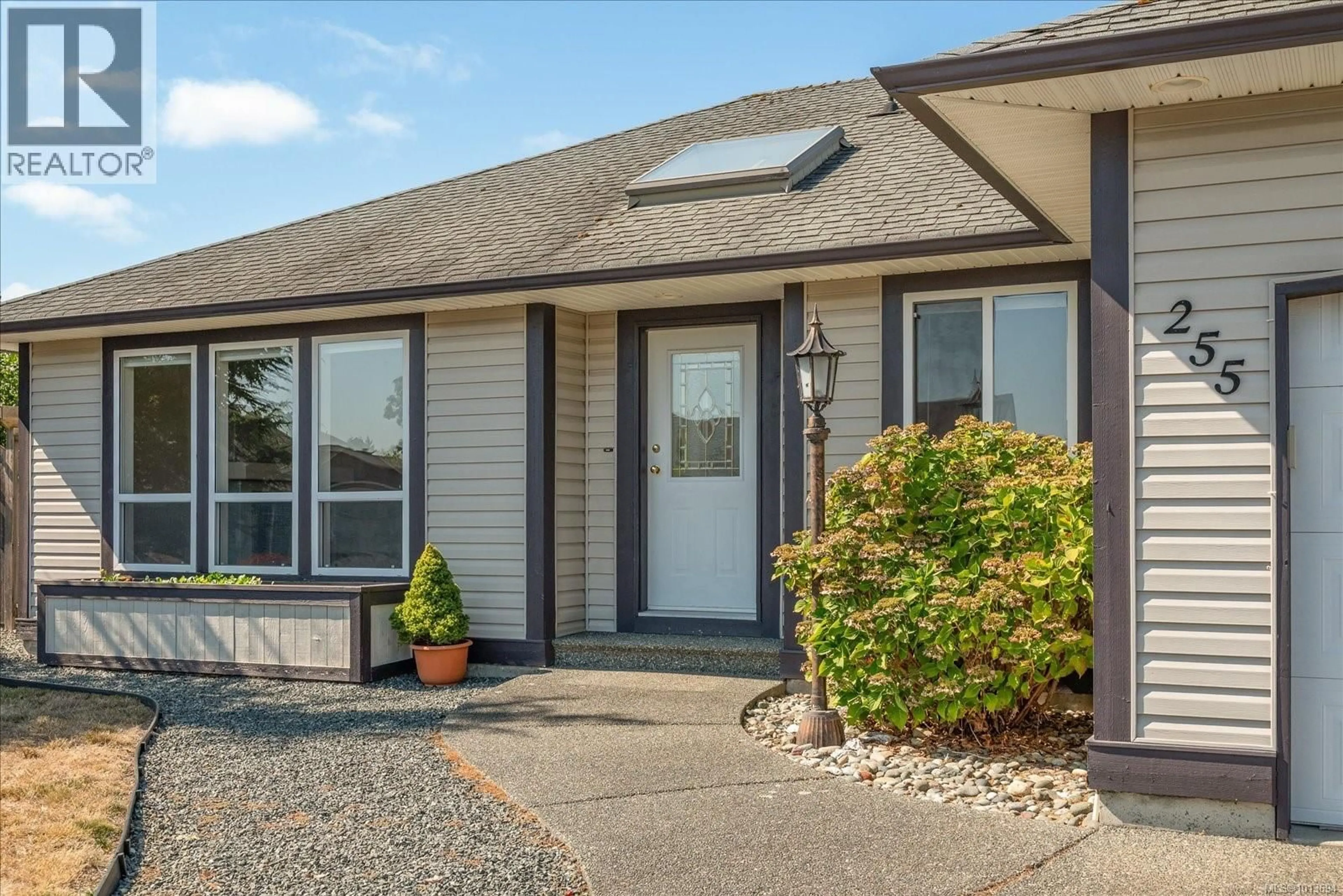 Home with vinyl exterior material, street for 255 STRAWBERRY CRESCENT, Parksville British Columbia V9P2W7