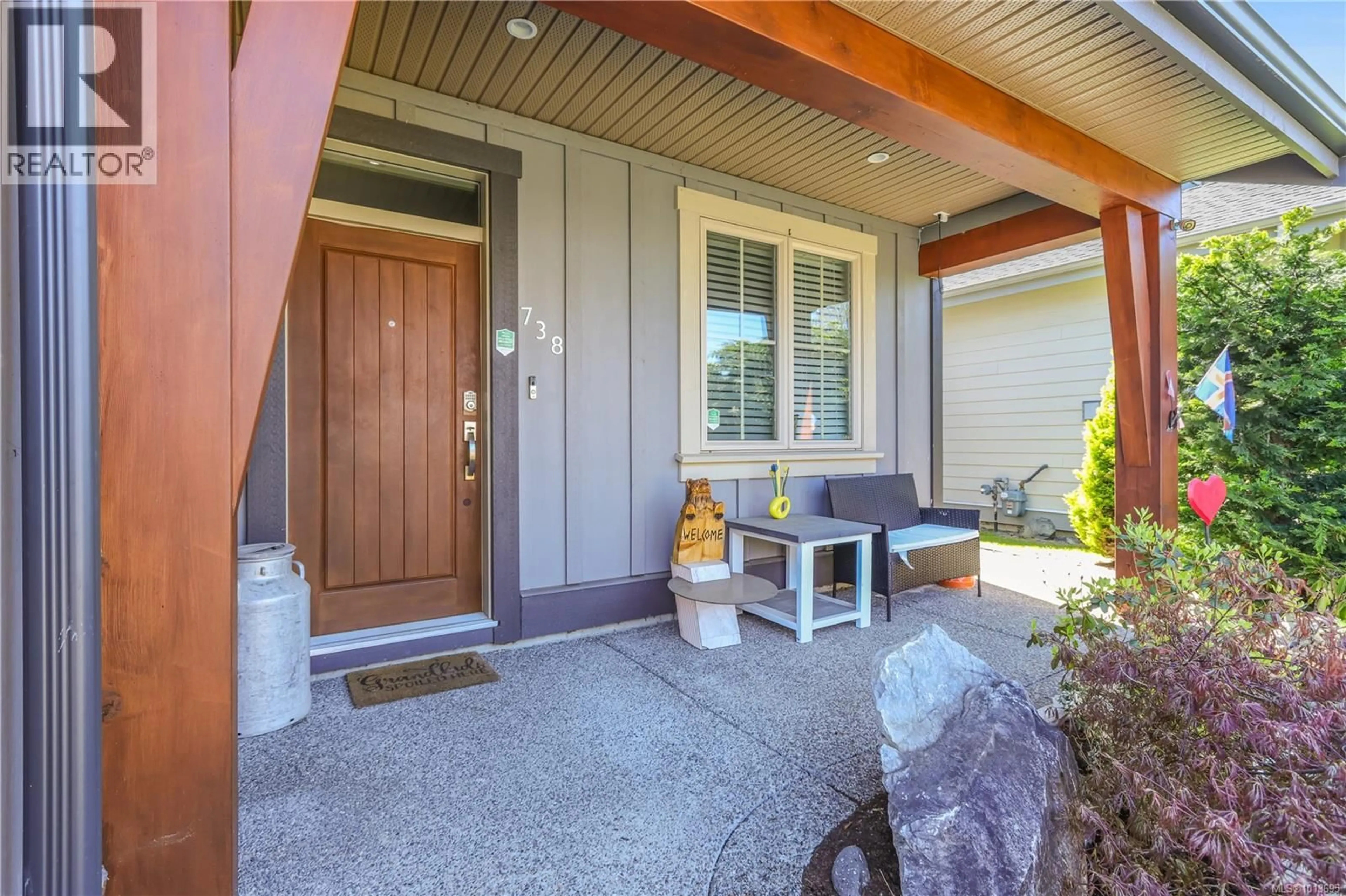 Indoor entryway for 738 WEST RIDGE WAY, Qualicum Beach British Columbia V9K0A9