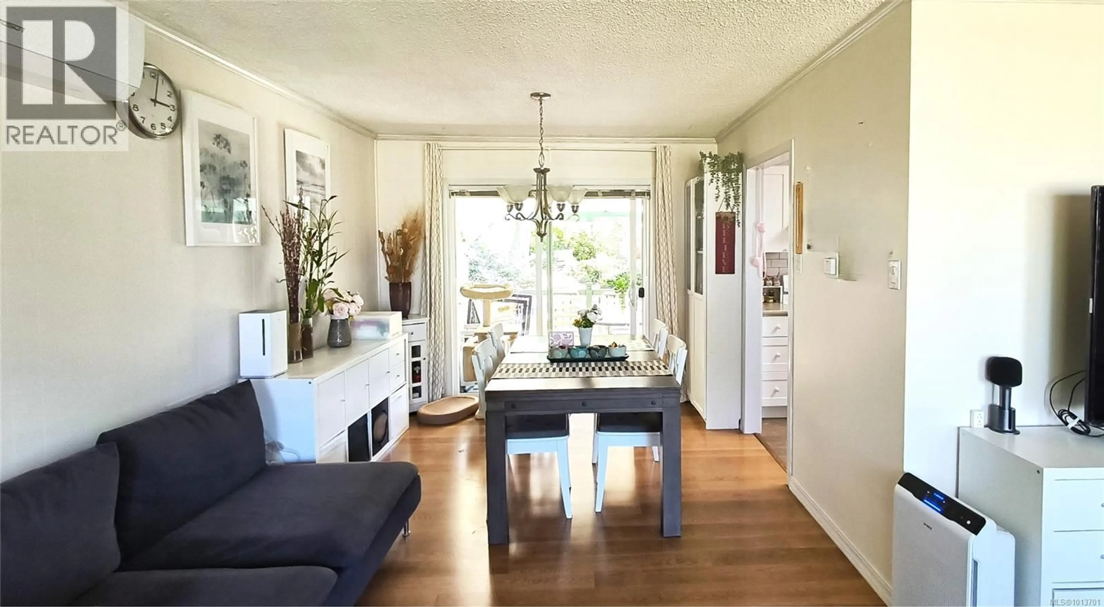 Living room with furniture, wood/laminate floor for 6413 SOUTHAMPTON ROAD, Nanaimo British Columbia V9V1A4