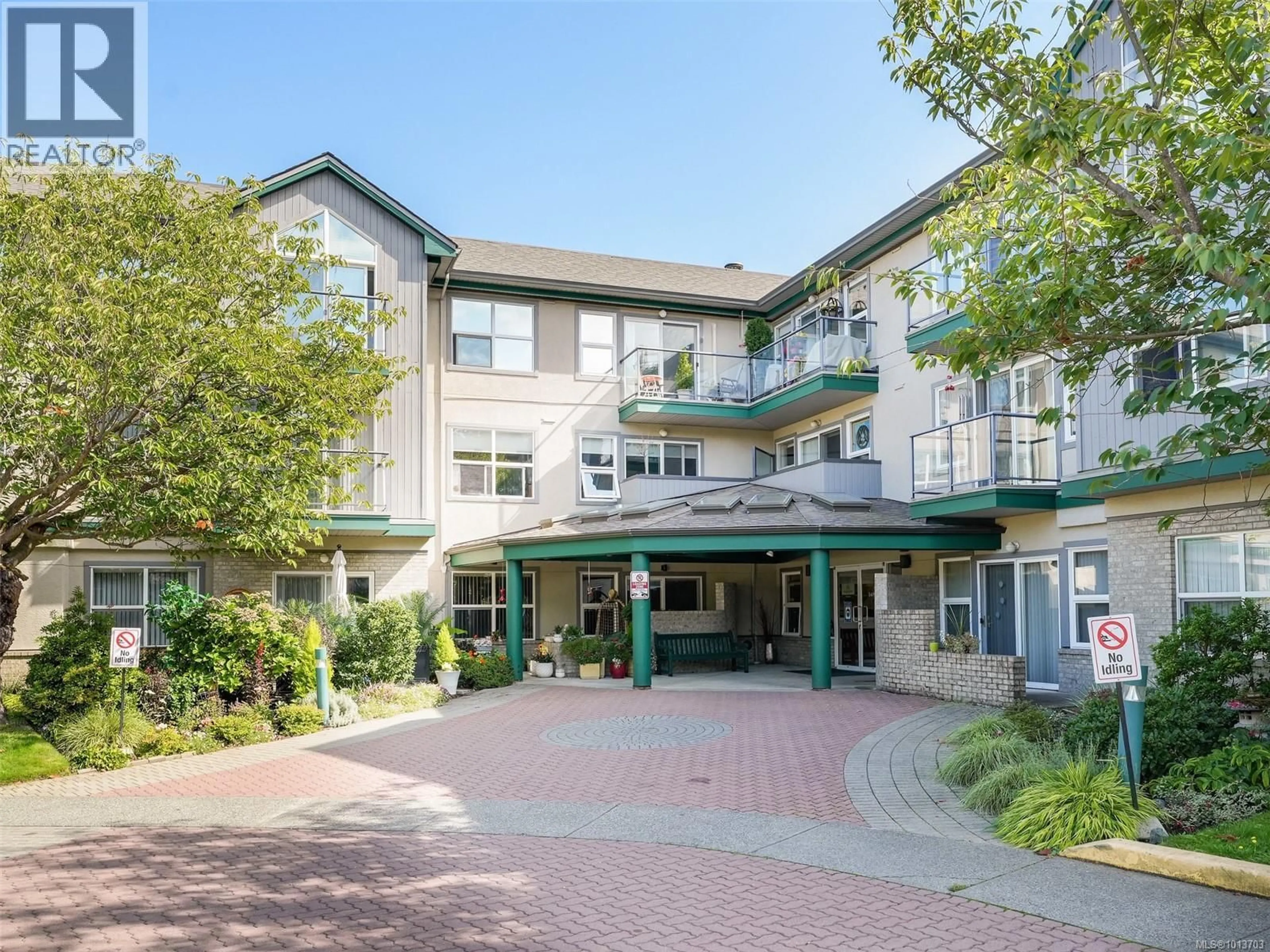 Indoor foyer for 302 - 1485 GARNET ROAD, Saanich British Columbia V8P5X9