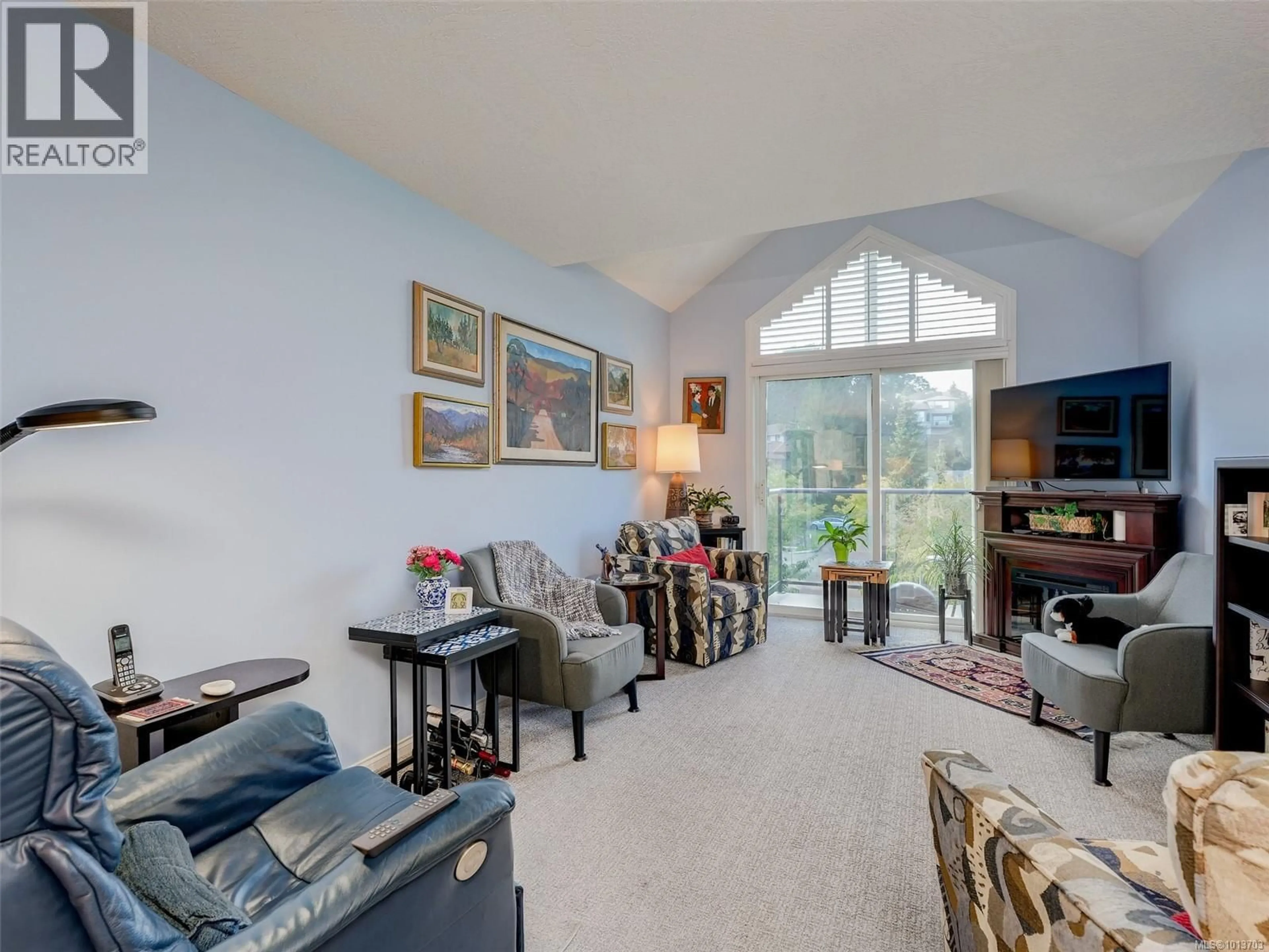 Living room with furniture, unknown for 302 - 1485 GARNET ROAD, Saanich British Columbia V8P5X9