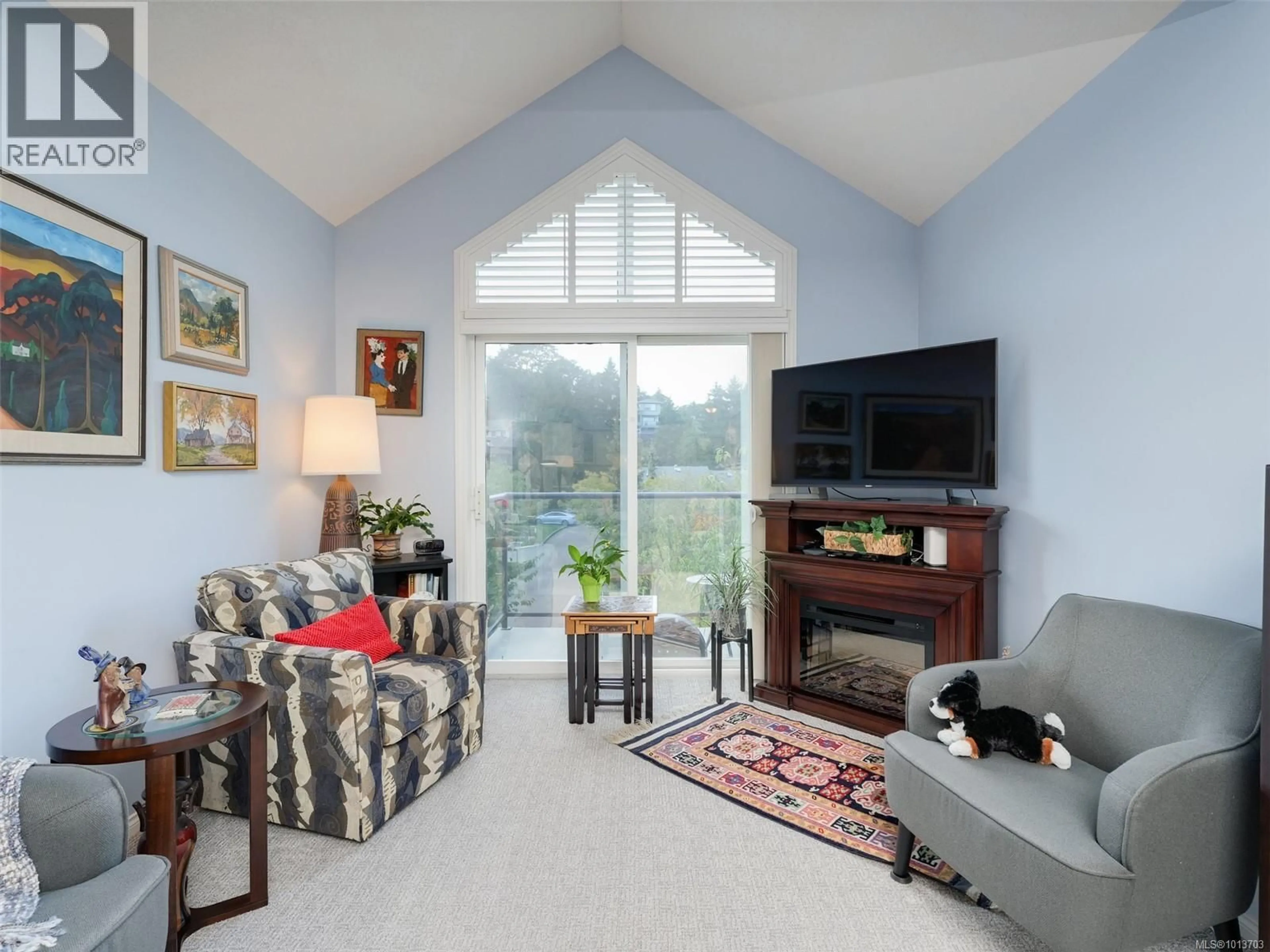 Living room with furniture, unknown for 302 - 1485 GARNET ROAD, Saanich British Columbia V8P5X9
