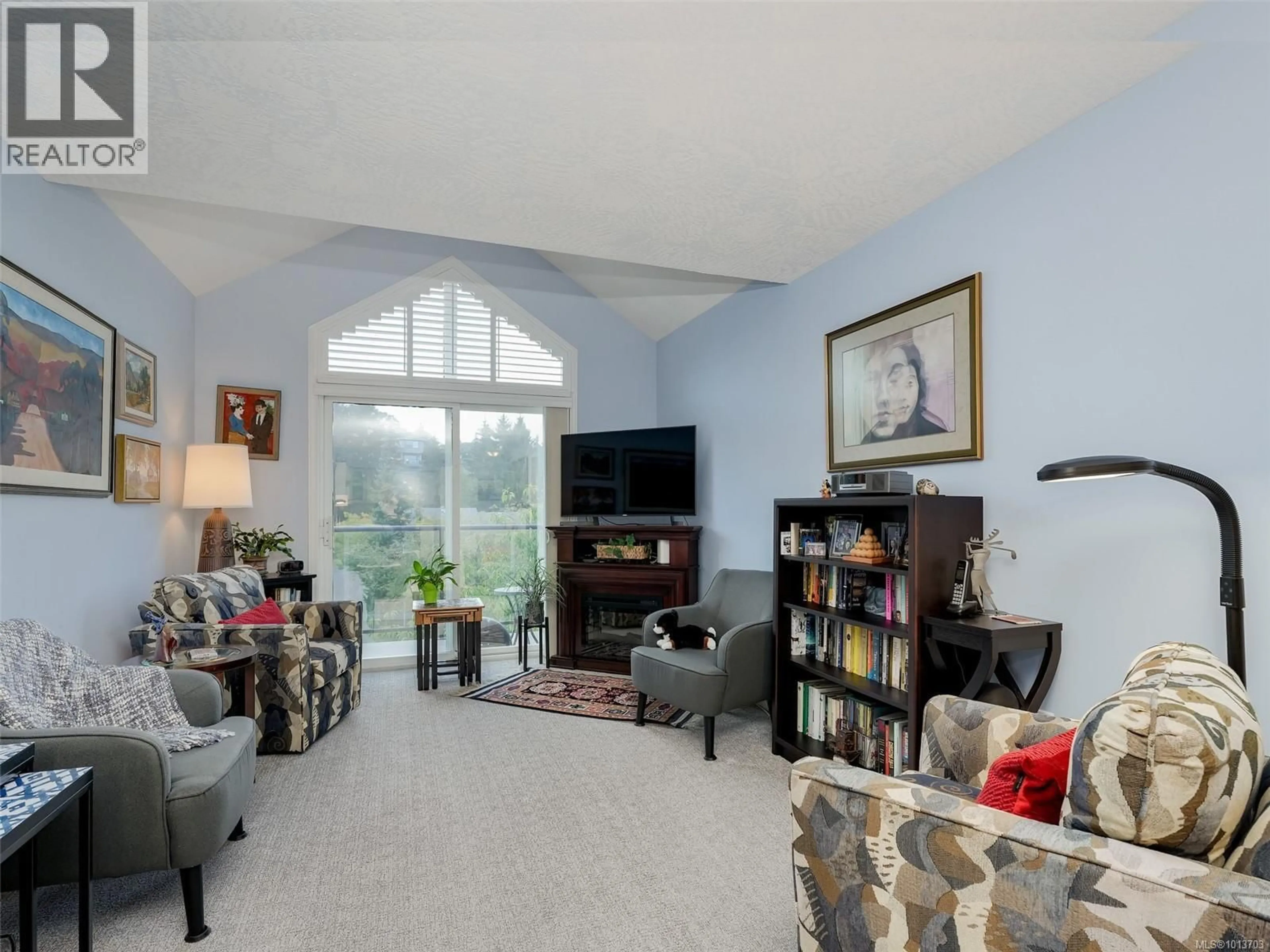 Living room with furniture, unknown for 302 - 1485 GARNET ROAD, Saanich British Columbia V8P5X9