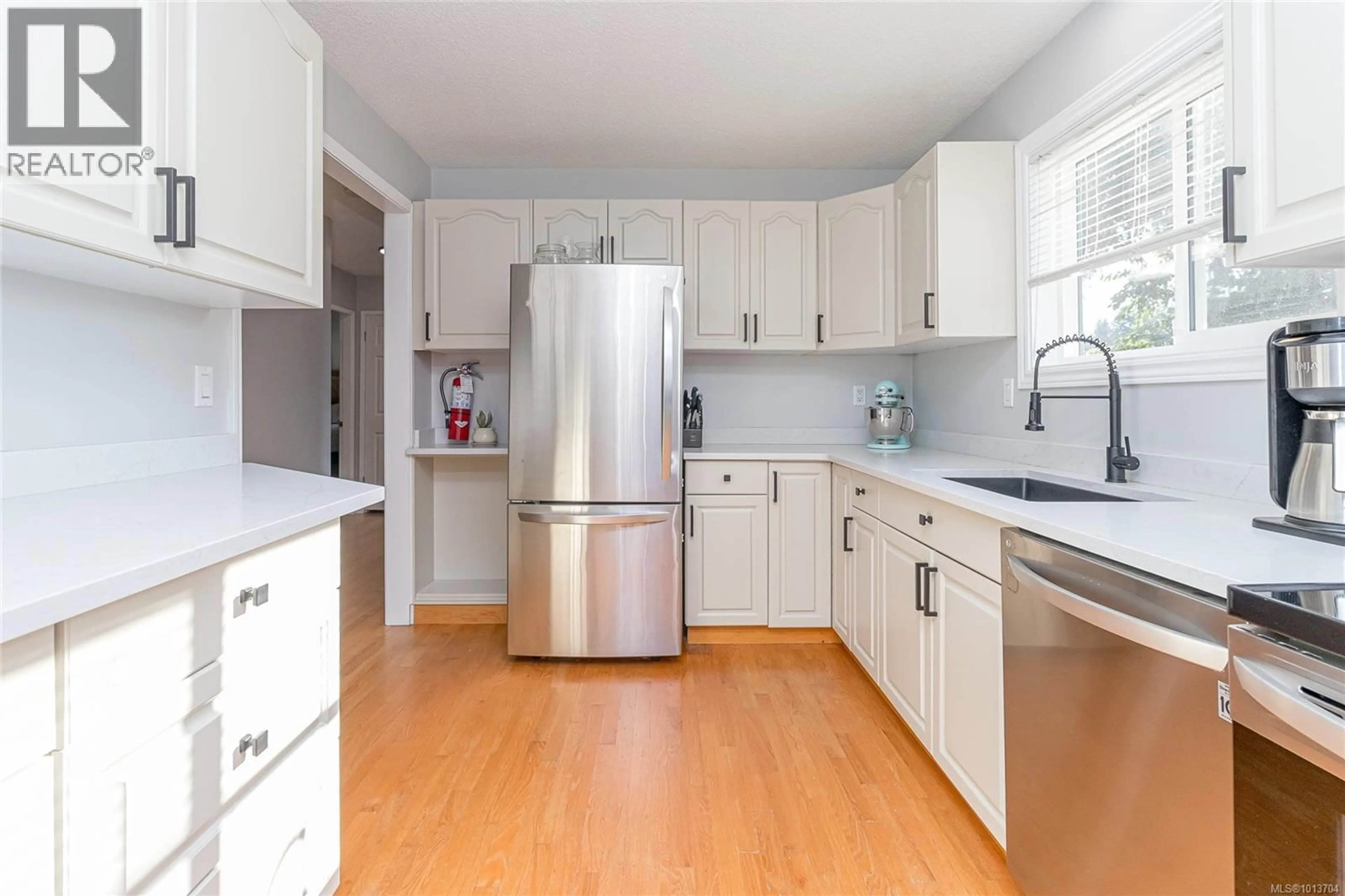 Open concept kitchen, wood/laminate floor for 200 JOHNSON PLACE, Lake Cowichan British Columbia V0R2G0