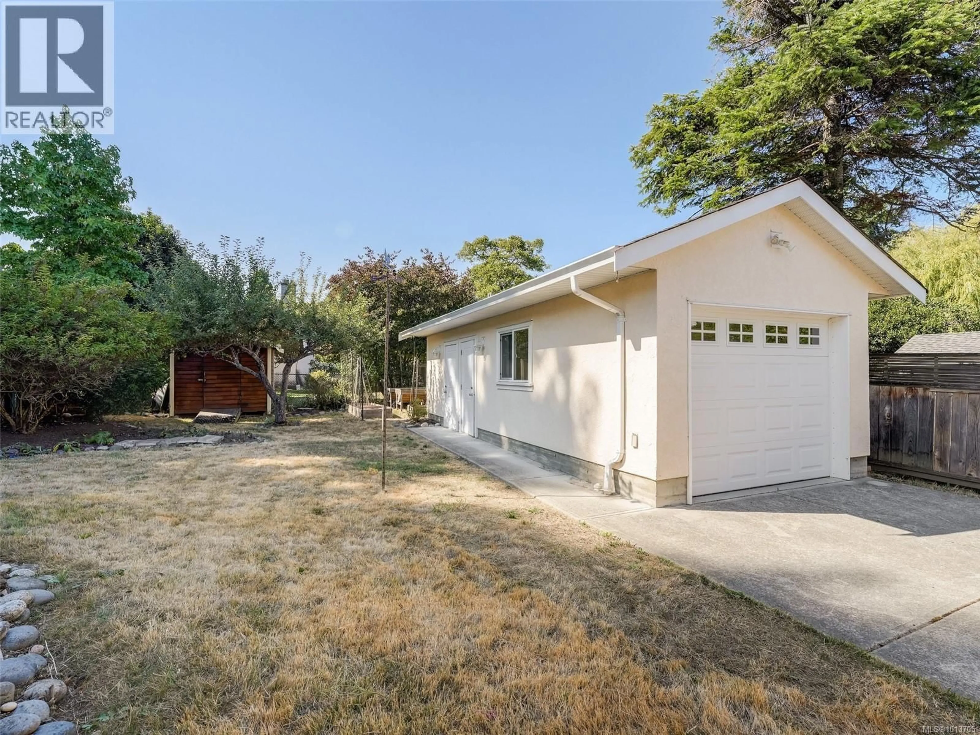 A pic from outside/outdoor area/front of a property/back of a property/a pic from drone, street for 2532 SHAKESPEARE STREET, Victoria British Columbia V8R4G5