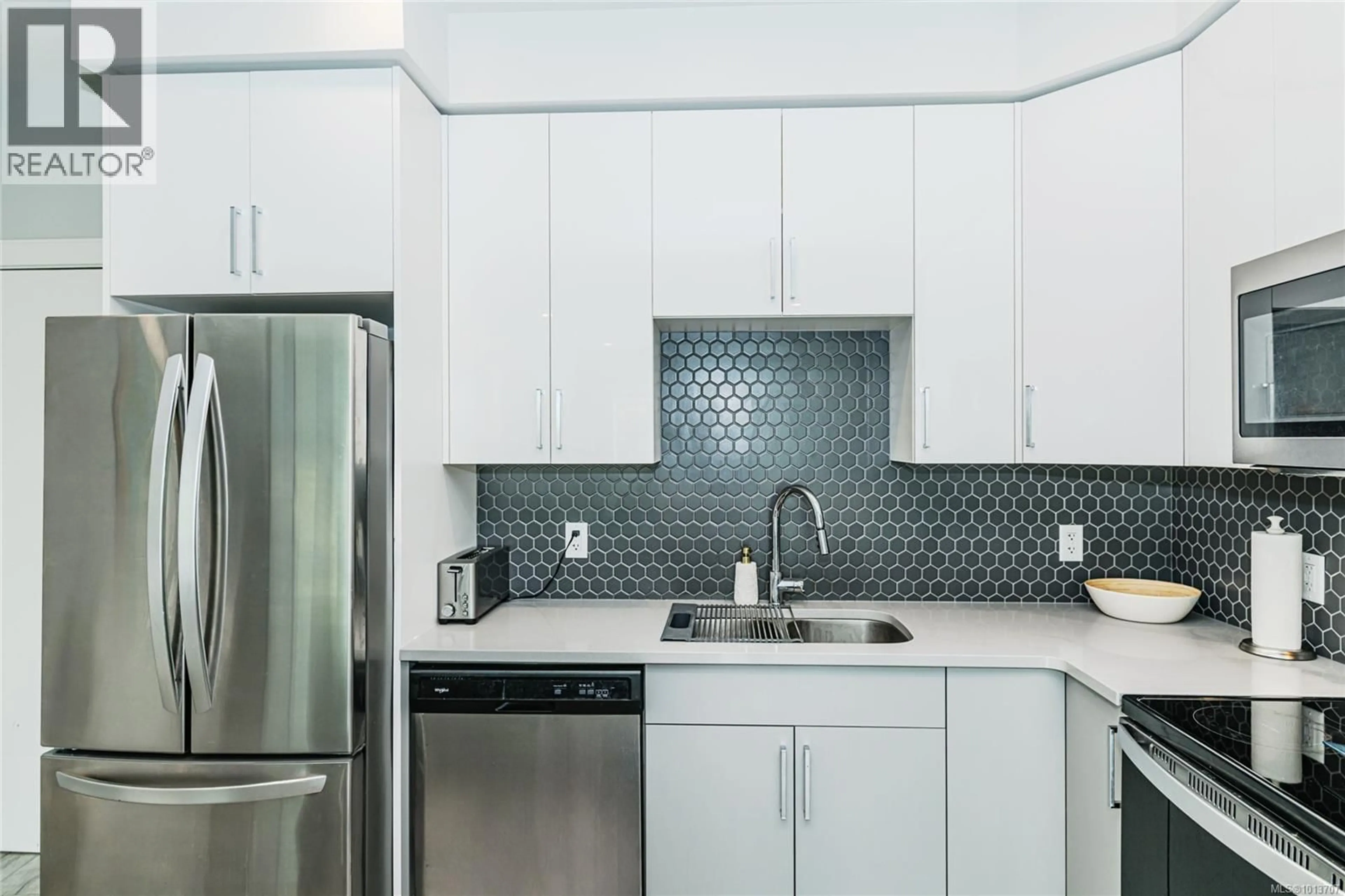 Standard kitchen, ceramic/tile floor for 309 - 280 ISLAND HIGHWAY, View Royal British Columbia V9B1G5