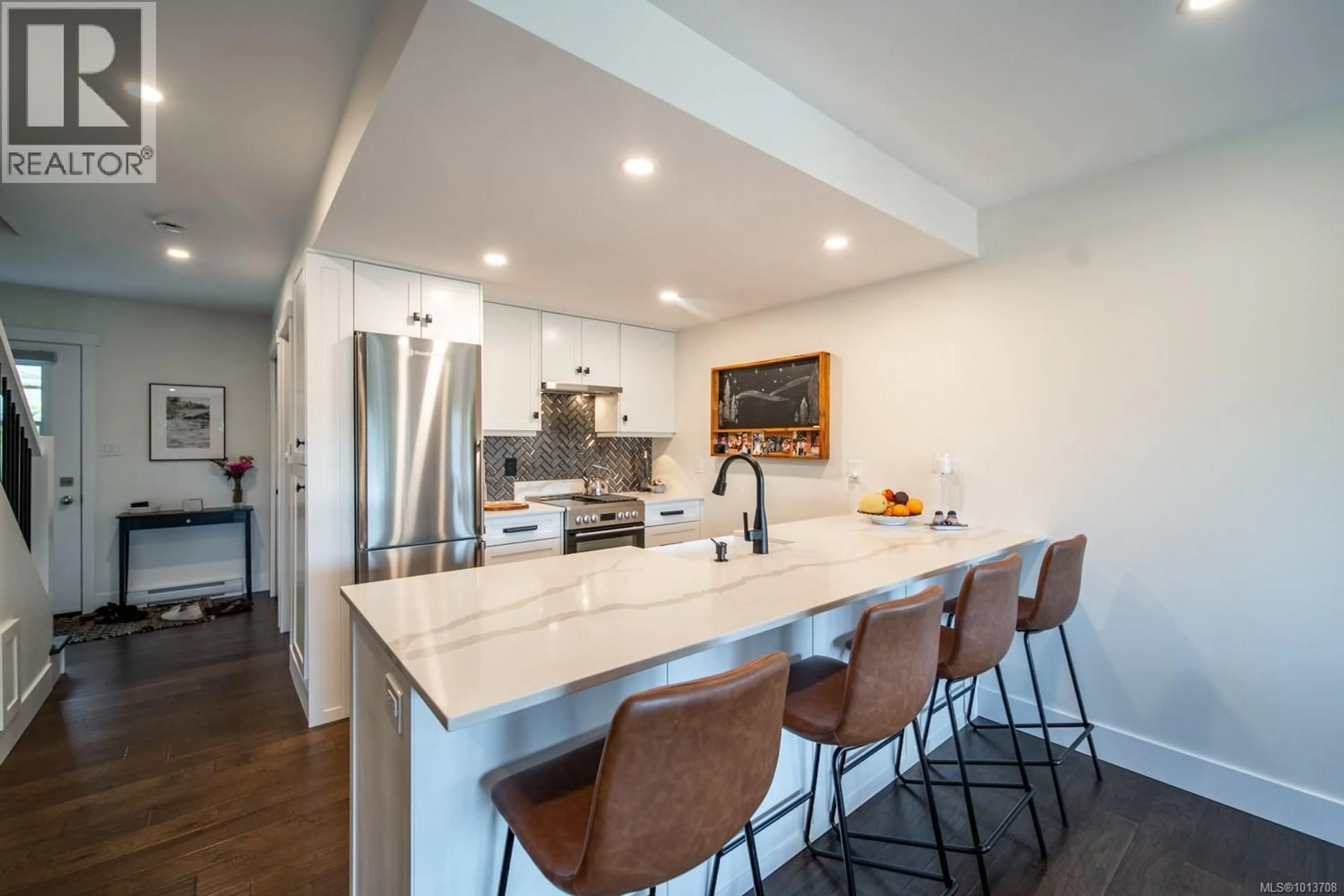 Contemporary kitchen, unknown for 6073 PLEASANT VALLEY WAY, Nanaimo British Columbia V9T6E7