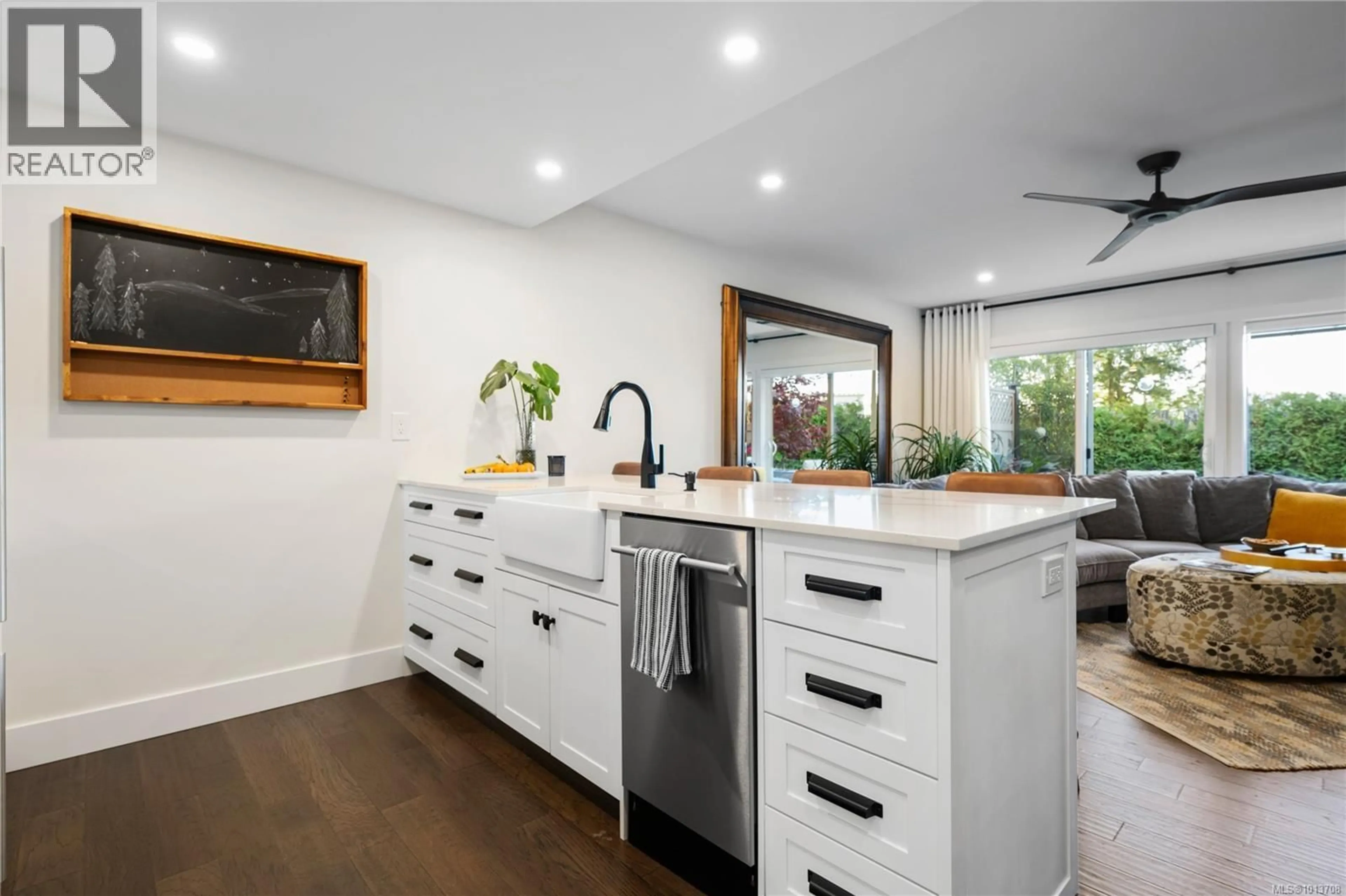 Open concept kitchen, unknown for 6073 PLEASANT VALLEY WAY, Nanaimo British Columbia V9T6E7