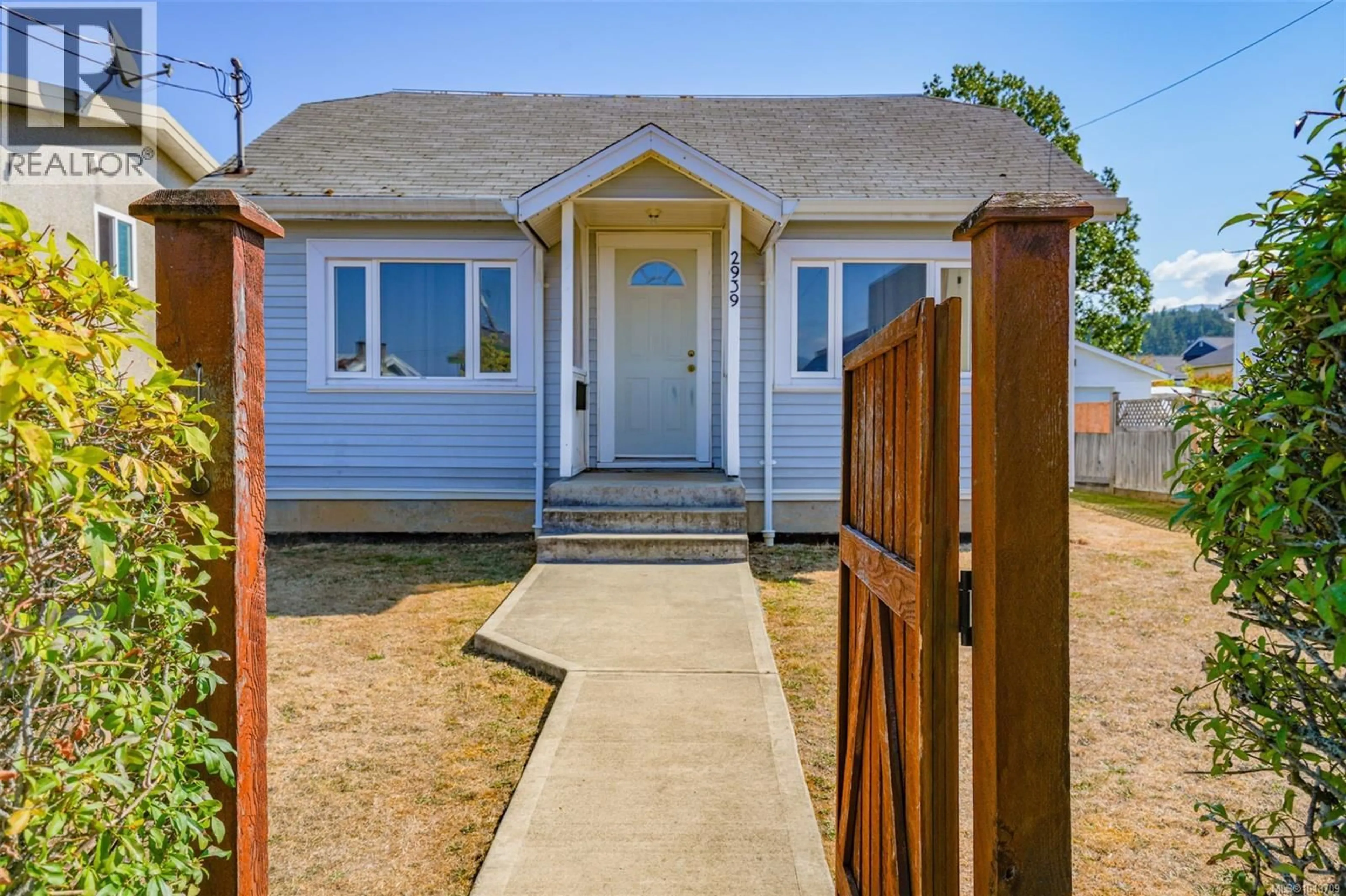 Home with vinyl exterior material, street for 2939 11TH AVENUE, Port Alberni British Columbia V9Y7L7
