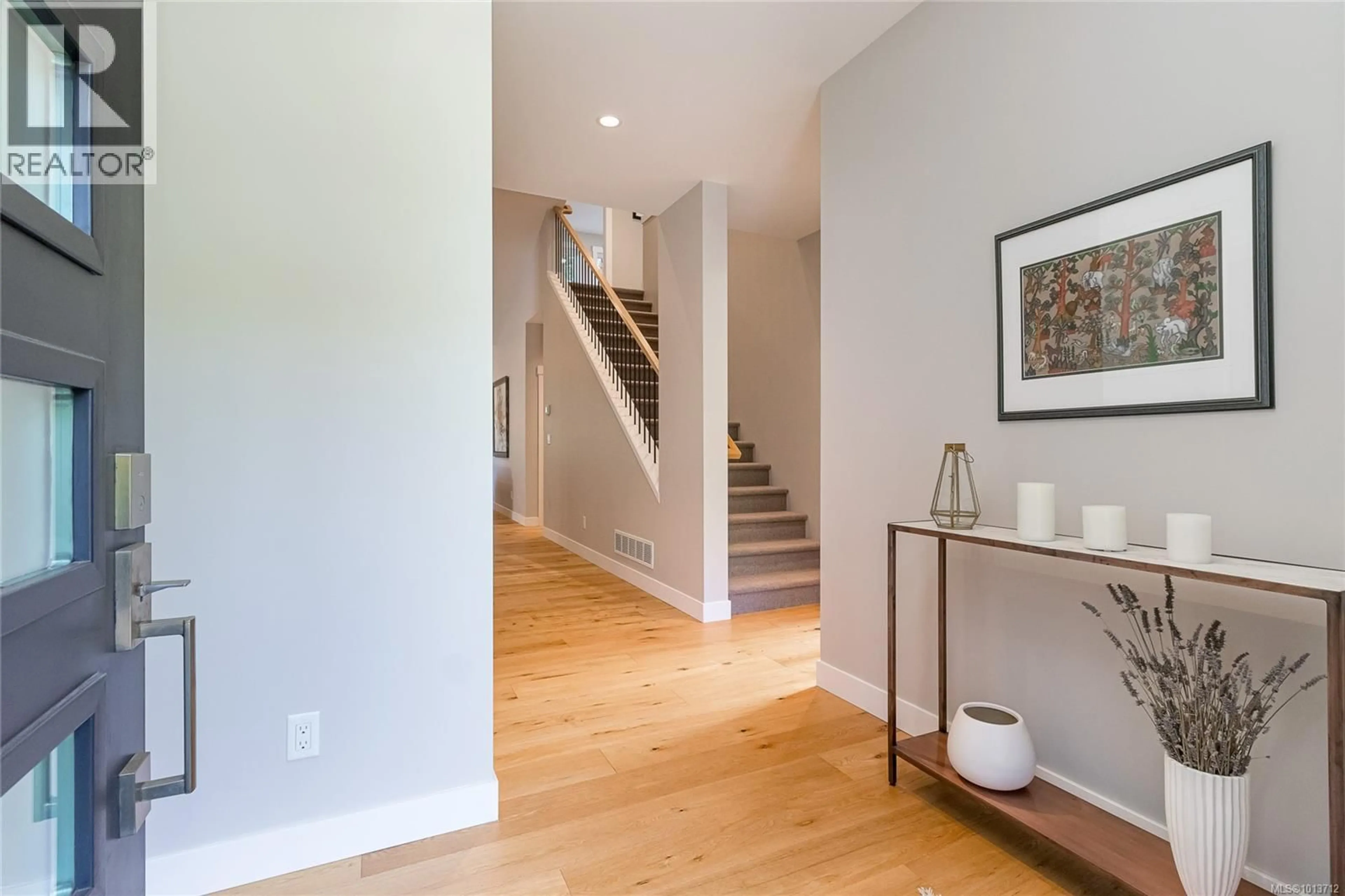 Indoor entryway for 3845 GLEN OAKS DRIVE, Nanaimo British Columbia V9T0G8