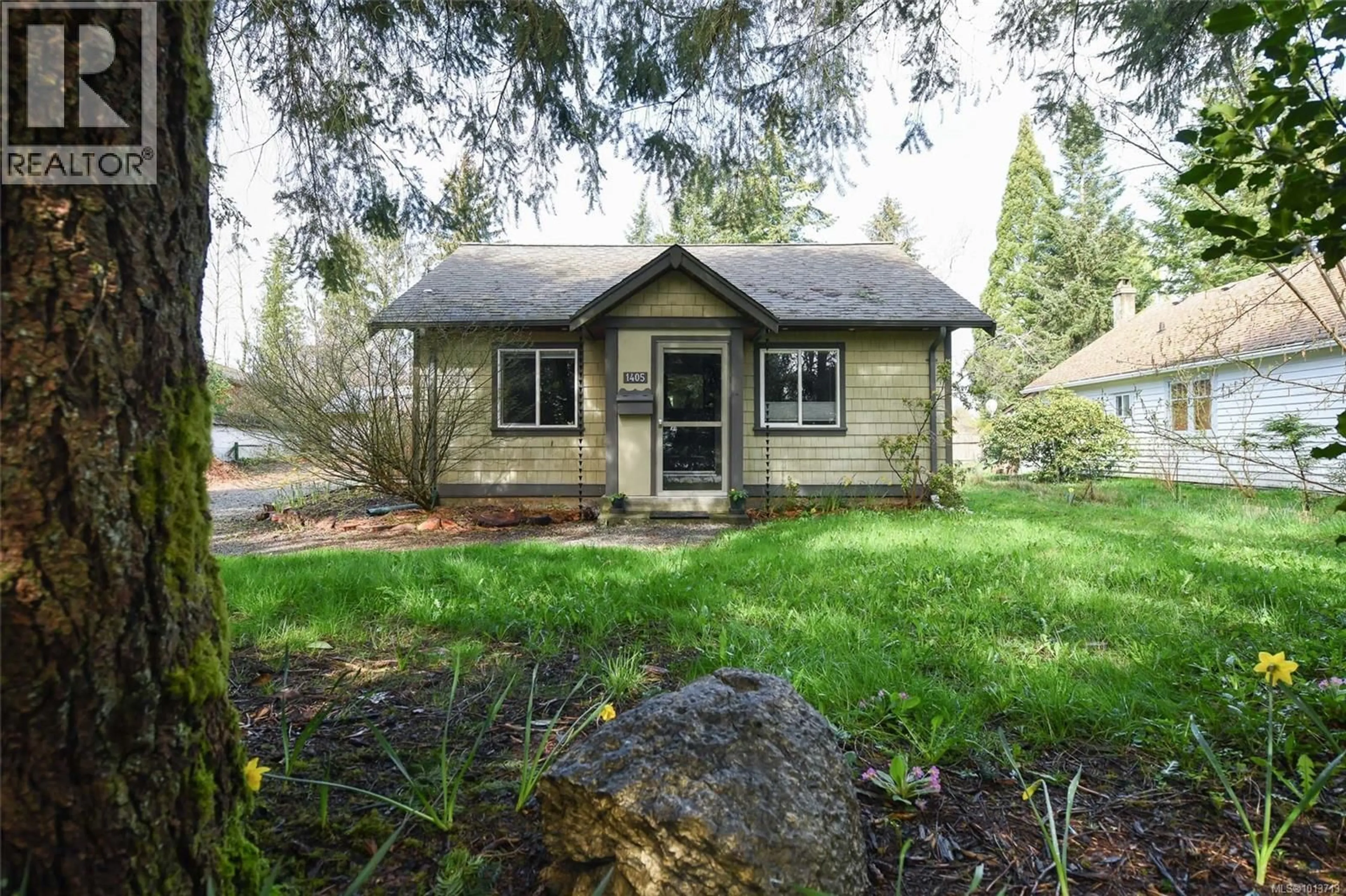 Home with vinyl exterior material, street for 1405 15TH STREET, Courtenay British Columbia V9N2C3