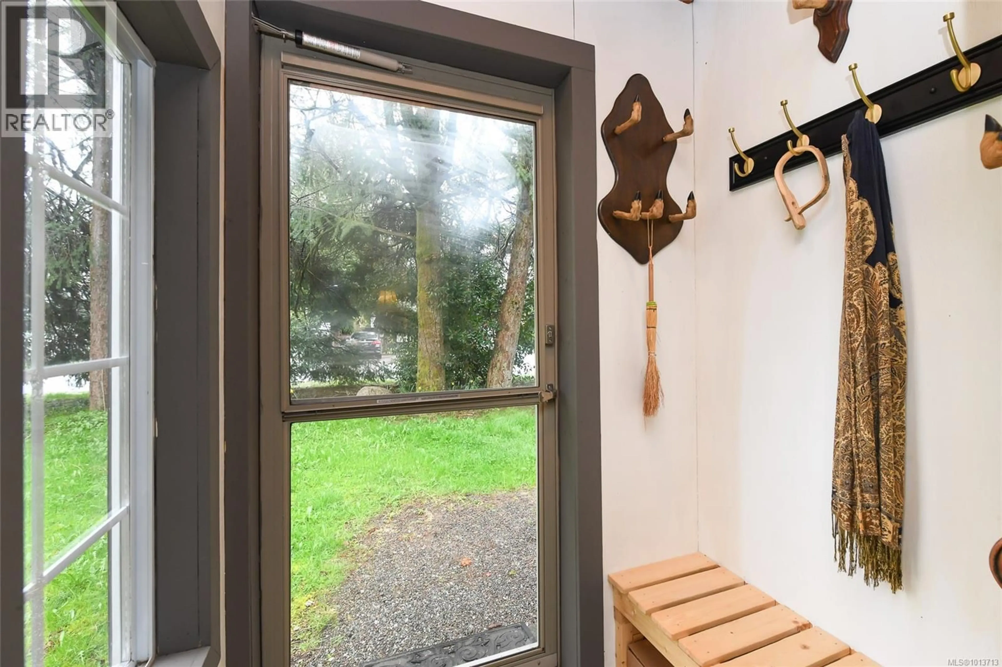 Indoor entryway for 1405 15TH STREET, Courtenay British Columbia V9N2C3