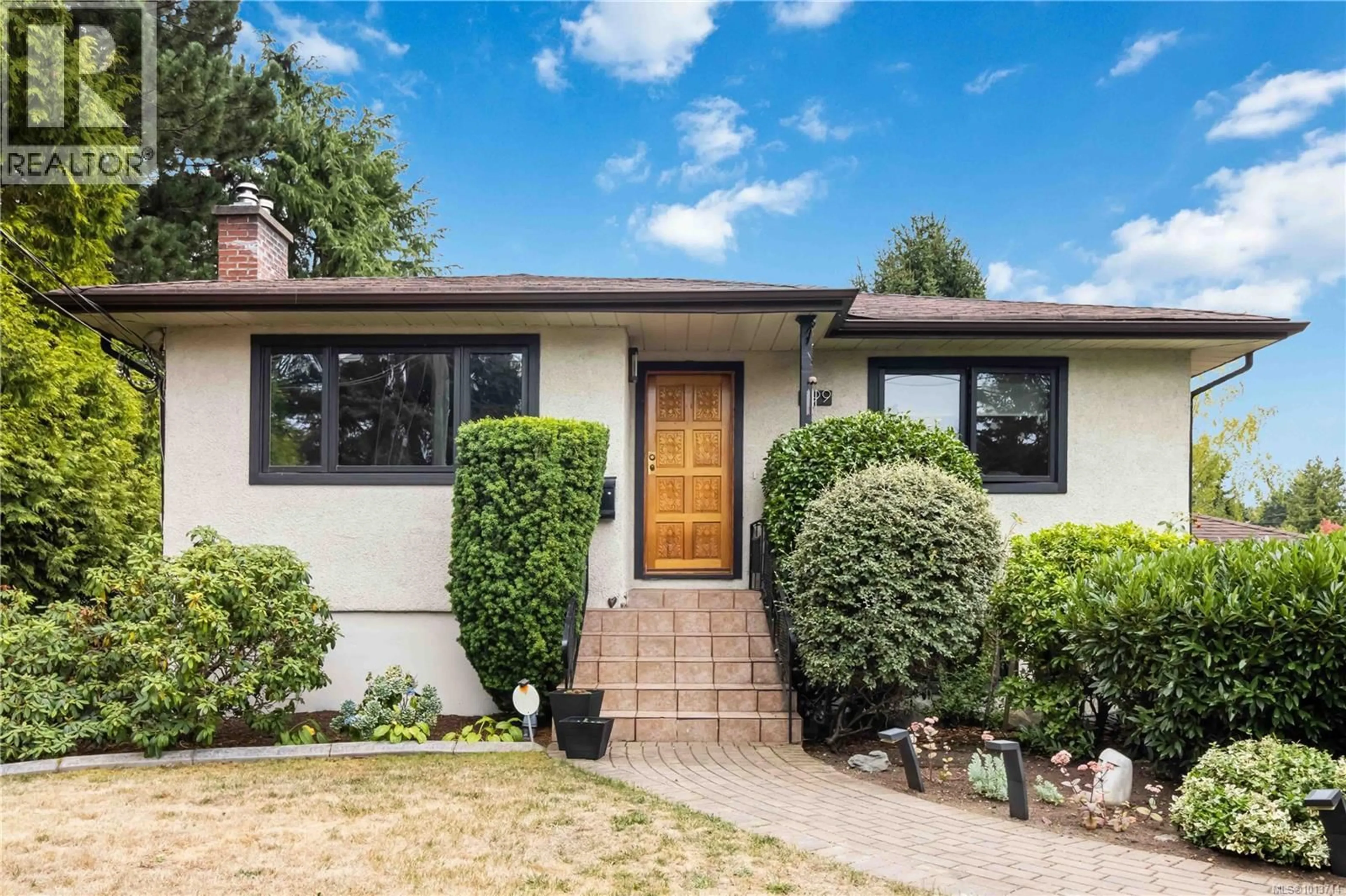 Home with brick exterior material, street for 999 LONDONDERRY ROAD, Saanich British Columbia V8R5T2