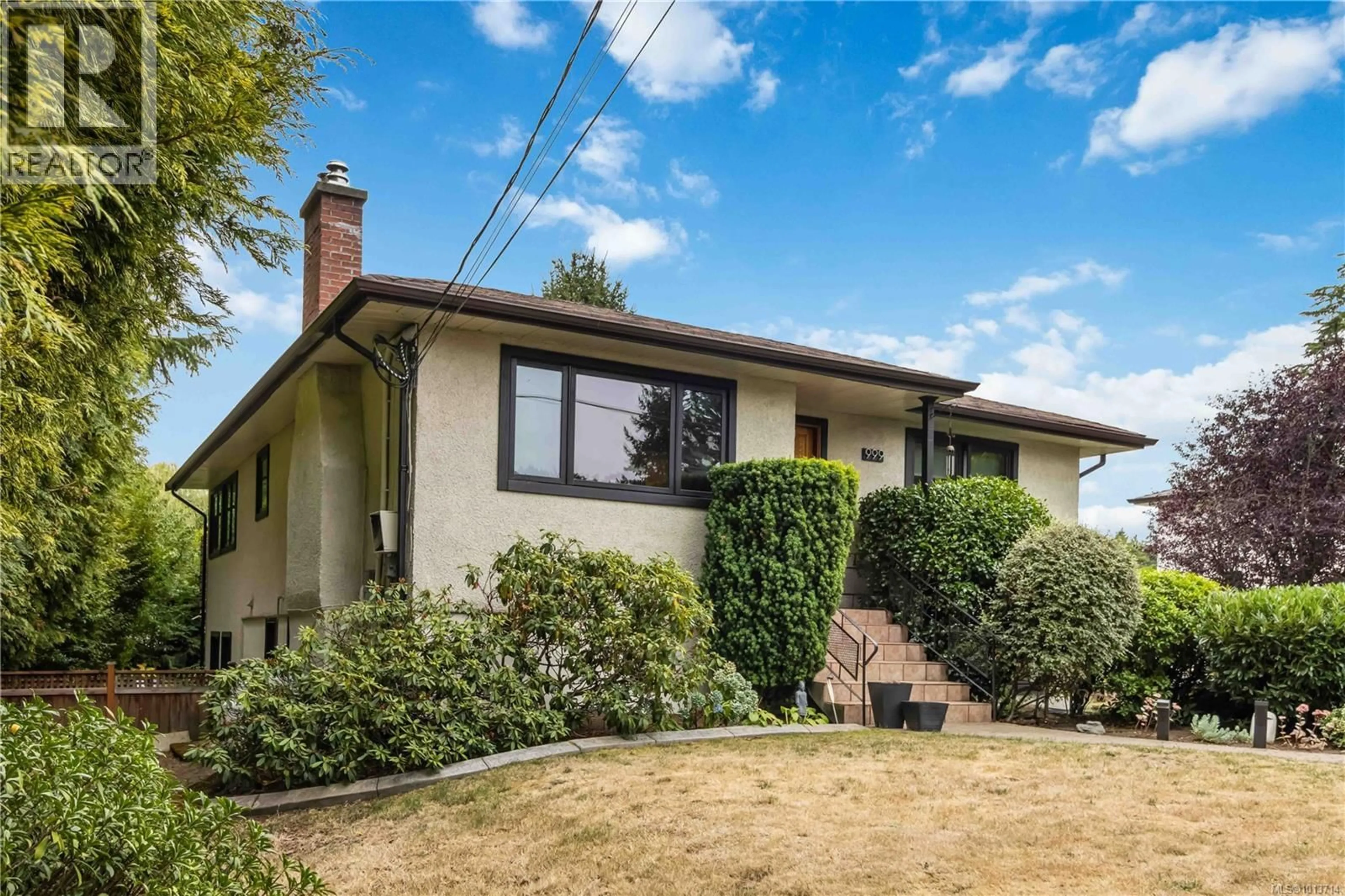 Home with brick exterior material, street for 999 LONDONDERRY ROAD, Saanich British Columbia V8R5T2