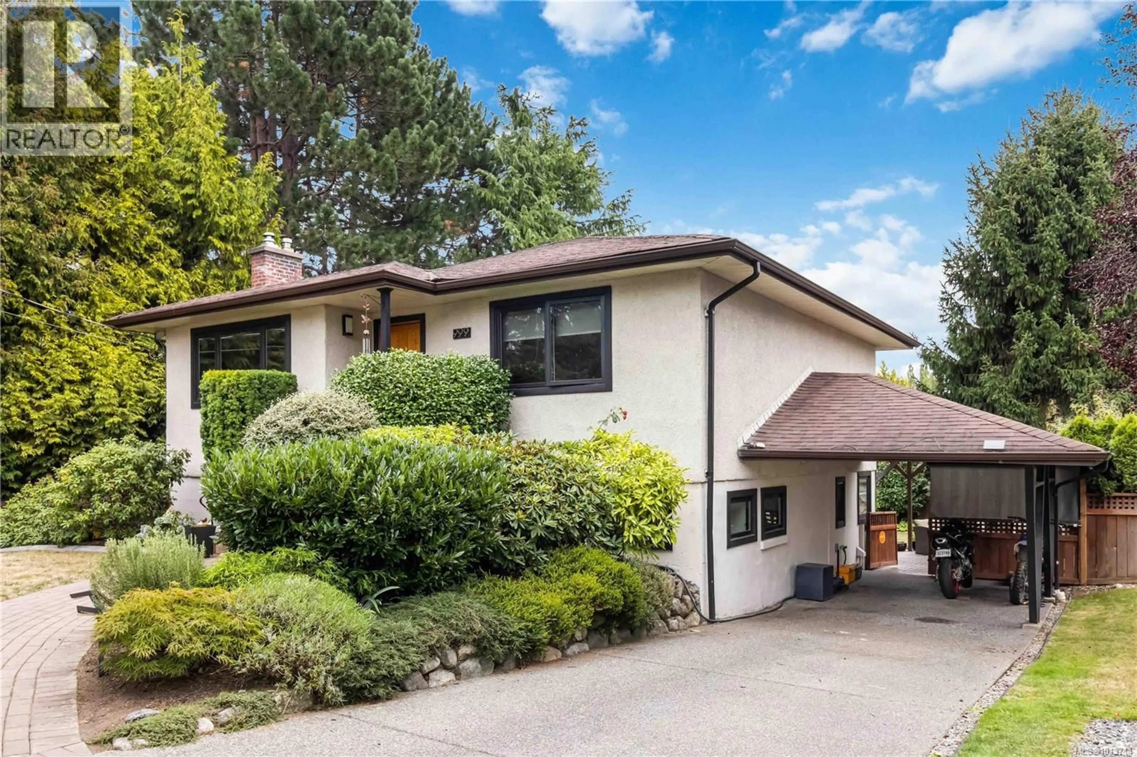 Home with brick exterior material, street for 999 LONDONDERRY ROAD, Saanich British Columbia V8R5T2