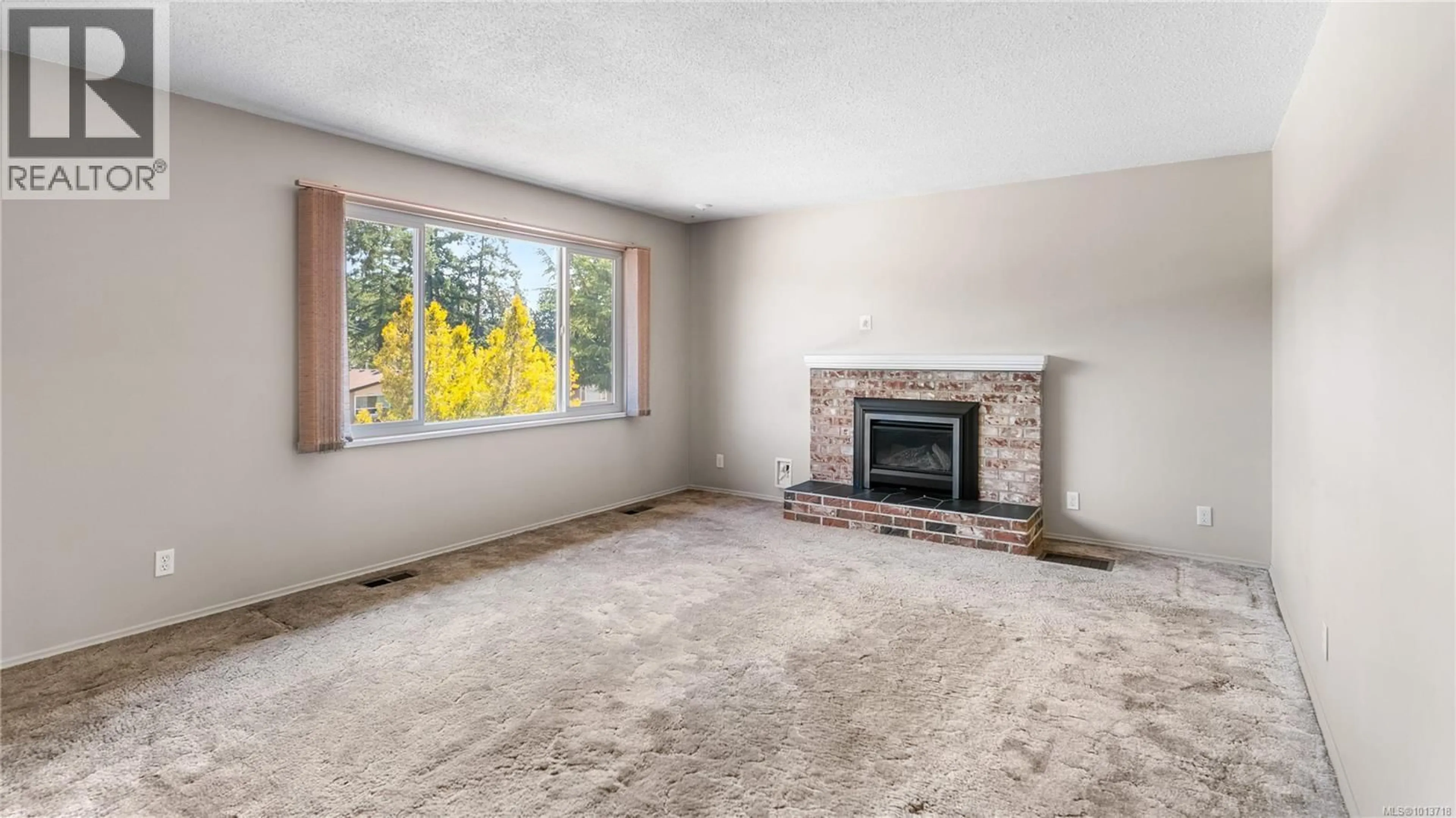 Living room with furniture, unknown for 615 VANALMAN AVENUE, Saanich British Columbia V8Z3A8