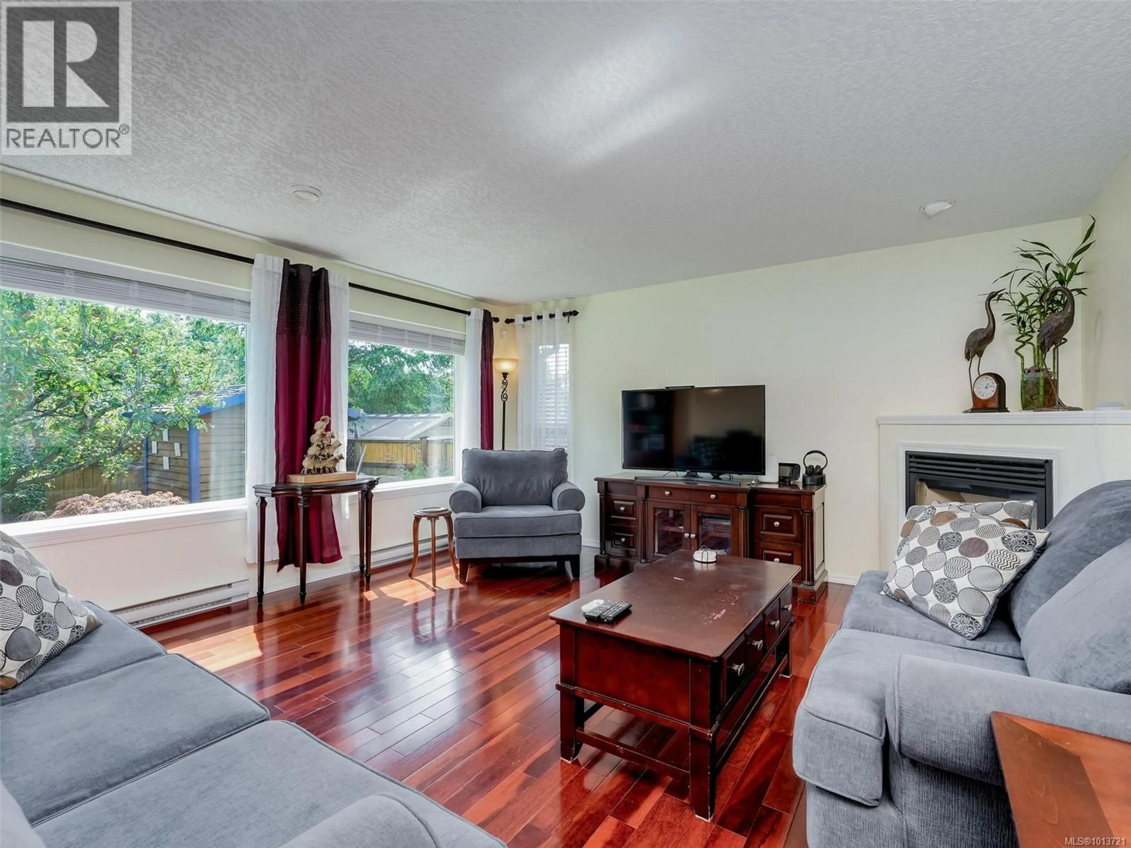 Living room with furniture, wood/laminate floor for 6721 CHARLENE PLACE, Sooke British Columbia V9Z0H4