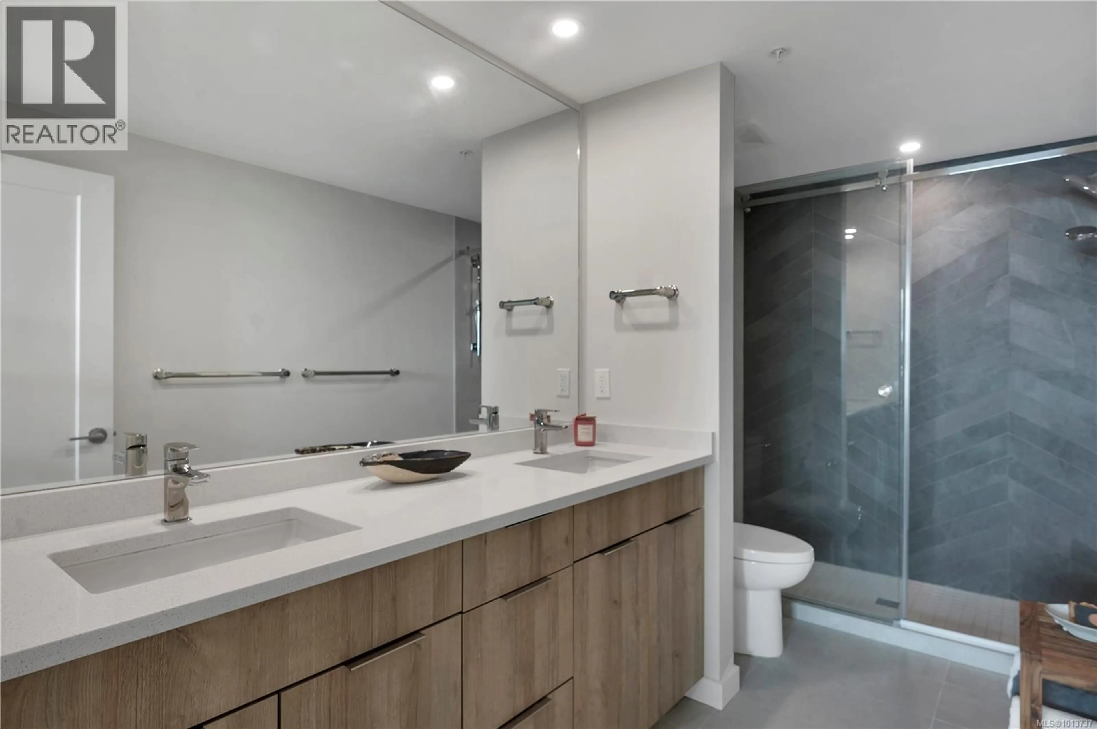 Standard bathroom, ceramic/tile floor for 404 - 536 ISLAND HIGHWAY SOUTH, Campbell River British Columbia V9W1A5