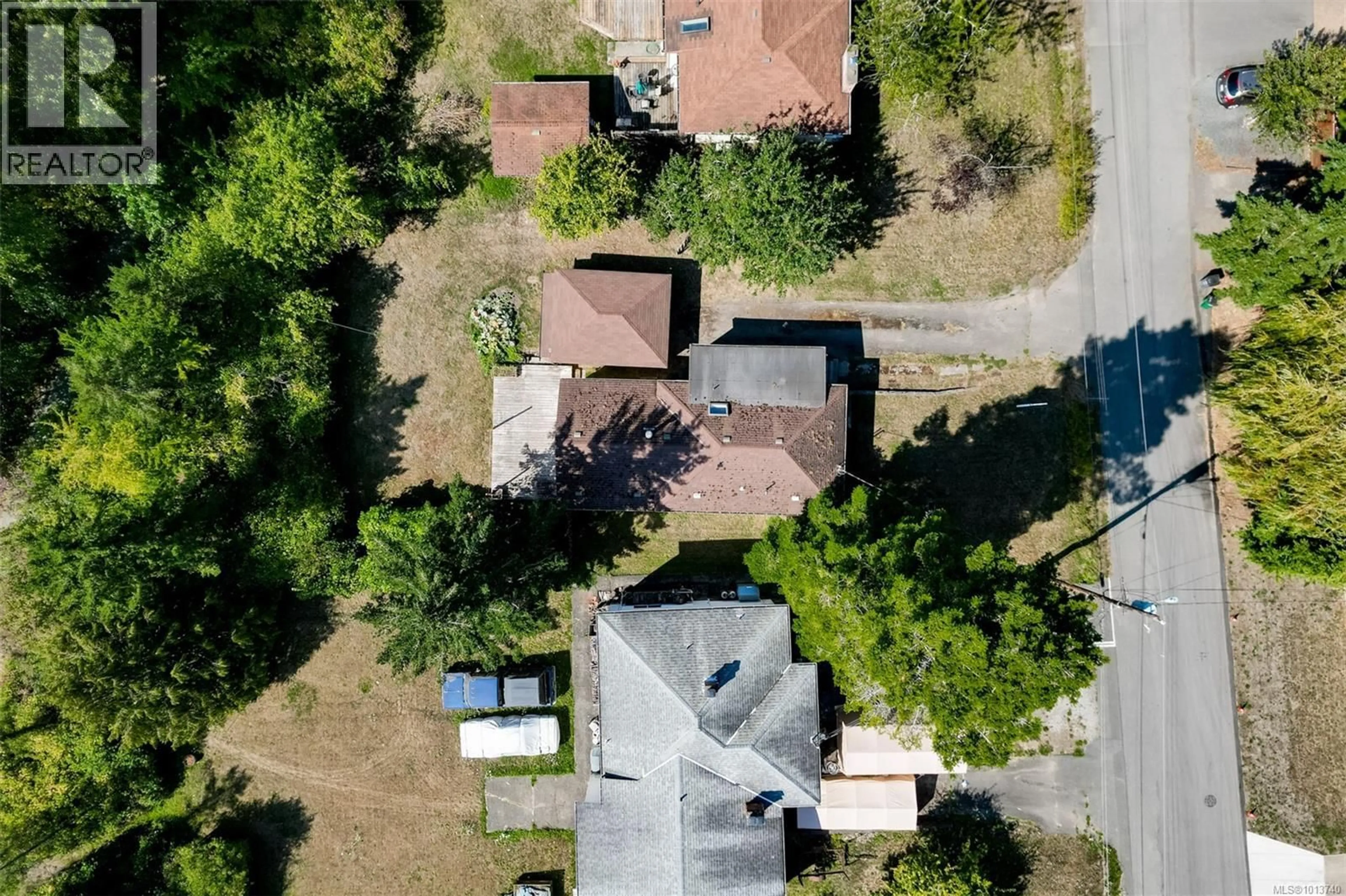A pic from outside/outdoor area/front of a property/back of a property/a pic from drone, street for 735 VIOLET AVENUE, Saanich British Columbia V8Z2R4