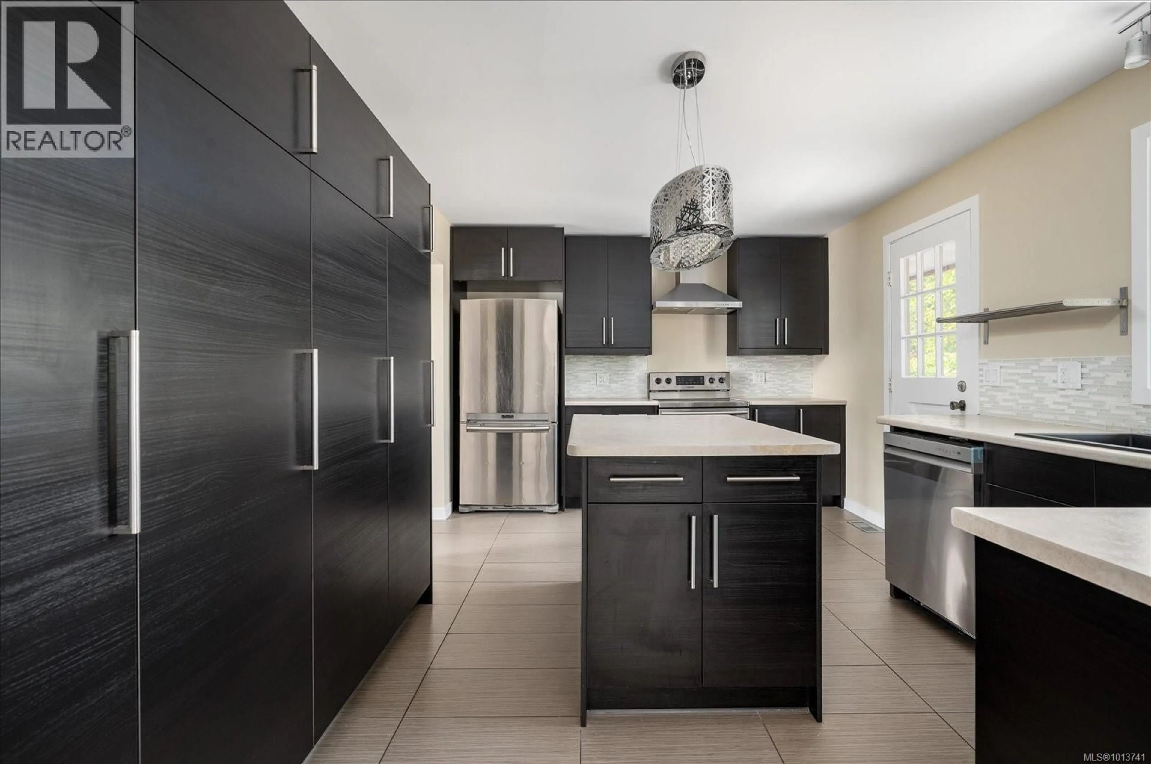 Contemporary kitchen, ceramic/tile floor for 5450 OCEANVIEW TERRACE, Nanaimo British Columbia V9V1G7