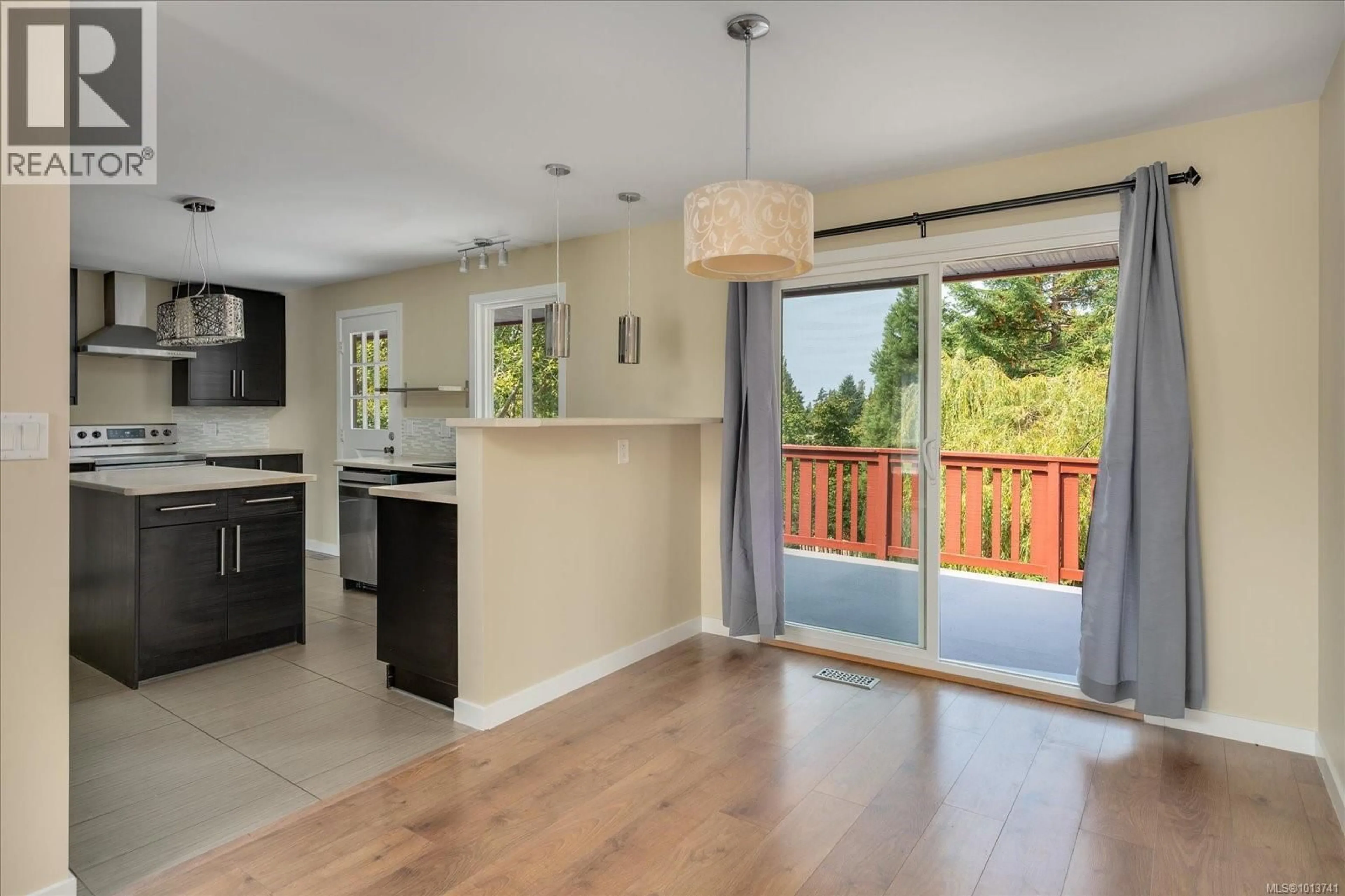 Open concept kitchen, wood/laminate floor for 5450 OCEANVIEW TERRACE, Nanaimo British Columbia V9V1G7
