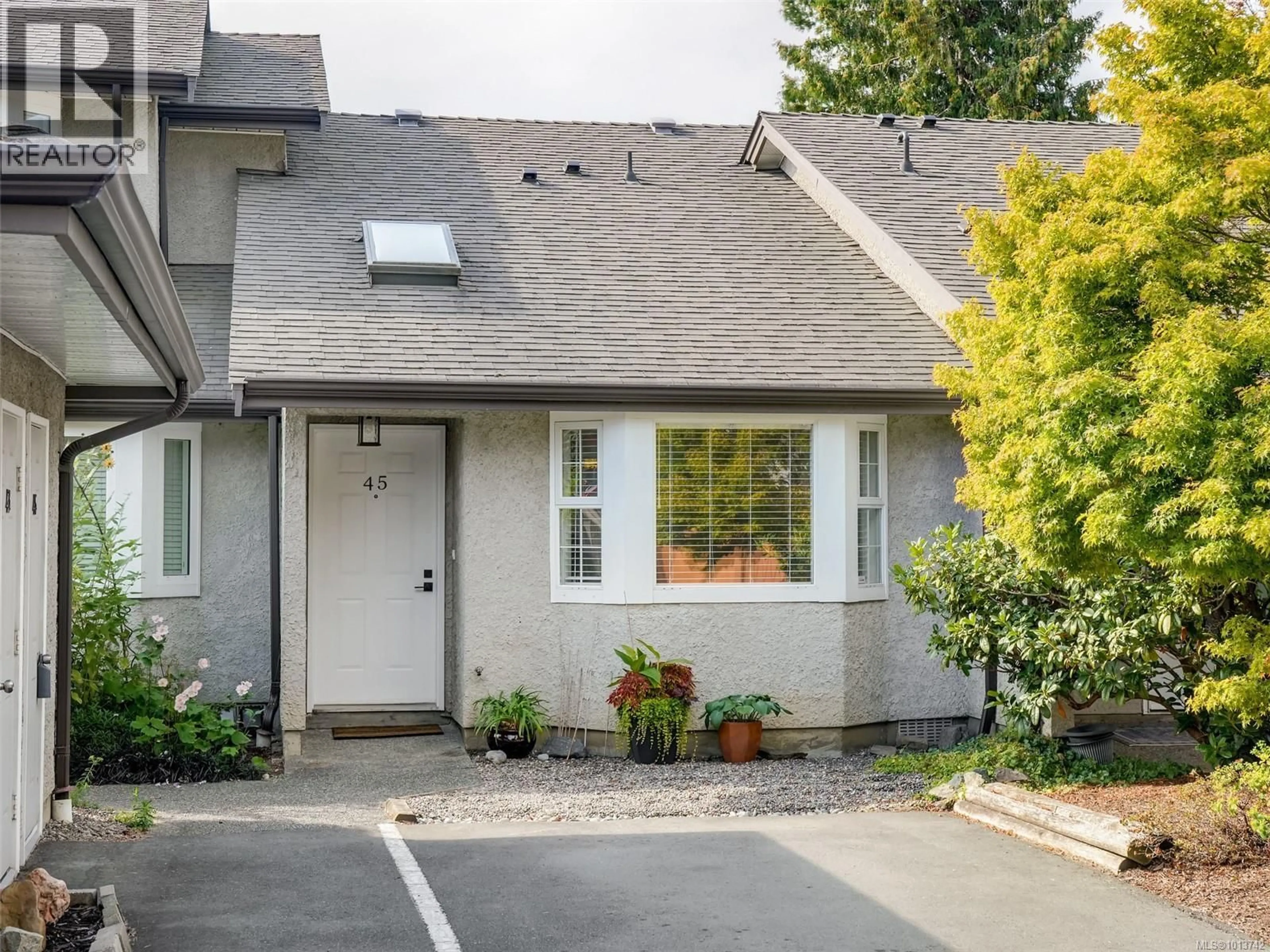 Home with vinyl exterior material, street for 45 - 2070 AMELIA AVENUE, Sidney British Columbia V8L4X6